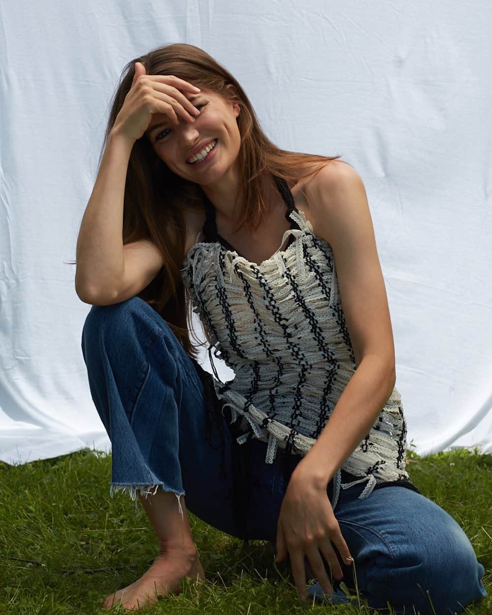 キャメロン・ラッセルのインスタグラム：「Too often when we talk about “fashion” and “sustainability” in the same sentence we’re criticizing the enormous negative impact the industry has when it comes to sustaining people and planet. You’ve probably heard some of the stats: 3/5s of all clothes end up in a landfill or incinerator within a year of being produced (mckinsey); fashion is the 2nd biggest water polluter after agriculture globally (journal of natural science 2012); fashion accounts for 8% of all global emissions, placing it right after transportation (quantis). What can get lost in this conversation is that there are also many aspects of fashion and people working in fashion who are practicing sustainability right now. ▶️That’s why stories like this one for @Telegraph are so important! Instead of talking about sustainable fashion as a far off future, as something we desire or aspire to, we can celebrate and lean into the sustainable fashion that exists today. ▶️This top is from artist @cynthiaalbertoweaver of @weavinghand. Her work embodies so many aspects of fashion sustainability we need to give our attention to - community, culture, and skills building, clothing whose message is that we are valuable rather than we need to consume to be valuable. “Cynthia honors the artisanal process of weaving while using unconventional materials to create expressions of form, structure, and function, often addressing themes such as femininity, age, and beauty as it relates to our culture today. Inspired by her studio practice and teaching, Cynthia continuously explores diverse relationships between weaving, healing, inclusive art, craft, and sustainability.  In 2014 at Weaving Hand, Cynthia developed "Weaving Together": a series of ongoing collaborative weaving events that focus on healing the community and create interpersonal relationships through the act of weaving together. Members of different communities are invited to bring recycled materials to weave alongside their neighbors.” ☀️ As @adriennemareebrown says, "what we give our attention to grows!"」