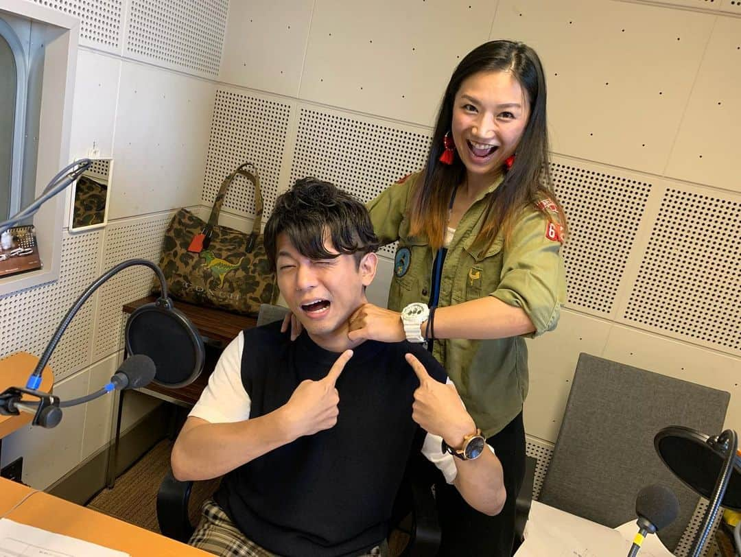 工藤淳之介さんのインスタグラム写真 - (工藤淳之介Instagram)「bsnラジオで健康寿命を考える 「ケンジュがダイジ！」のコーナー。 なんと知人がゲストでした！笑  姿勢って、見た目の美しさはもちろん メンタルも内臓も代謝も 全てに関連するんですね。 お聞き逃しの方もアプリのradikoで ぜひOAチェックしてください！ 16時40分ごろからです。  今日も勉強になりました🙂  #コンディショニング #TCR #TCR新潟  #姿勢 #改善 #プロの技 #凄腕 #ゴッドハンド #阿賀町 #元CA #双子ママ  #代謝アップ  #気分が前向きに #疲れにくくなる #内臓 #いつまでも若々しく  #ほぐし #いたきもちいい  #胸鎖乳突筋 #肩甲骨  #肩こり解消 #首こり解消 #小顔効果  も  #bsnラジオ #アナウンサー #パーソナリティー #ぎっくり首 #経験あり #ケア継続します  #工藤淳之介」8月26日 22時21分 - kudojun_nosuke_bsn