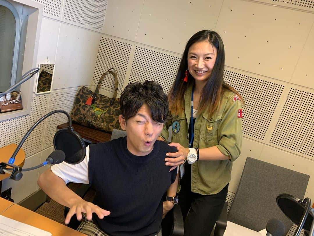 工藤淳之介さんのインスタグラム写真 - (工藤淳之介Instagram)「bsnラジオで健康寿命を考える 「ケンジュがダイジ！」のコーナー。 なんと知人がゲストでした！笑  姿勢って、見た目の美しさはもちろん メンタルも内臓も代謝も 全てに関連するんですね。 お聞き逃しの方もアプリのradikoで ぜひOAチェックしてください！ 16時40分ごろからです。  今日も勉強になりました🙂  #コンディショニング #TCR #TCR新潟  #姿勢 #改善 #プロの技 #凄腕 #ゴッドハンド #阿賀町 #元CA #双子ママ  #代謝アップ  #気分が前向きに #疲れにくくなる #内臓 #いつまでも若々しく  #ほぐし #いたきもちいい  #胸鎖乳突筋 #肩甲骨  #肩こり解消 #首こり解消 #小顔効果  も  #bsnラジオ #アナウンサー #パーソナリティー #ぎっくり首 #経験あり #ケア継続します  #工藤淳之介」8月26日 22時21分 - kudojun_nosuke_bsn