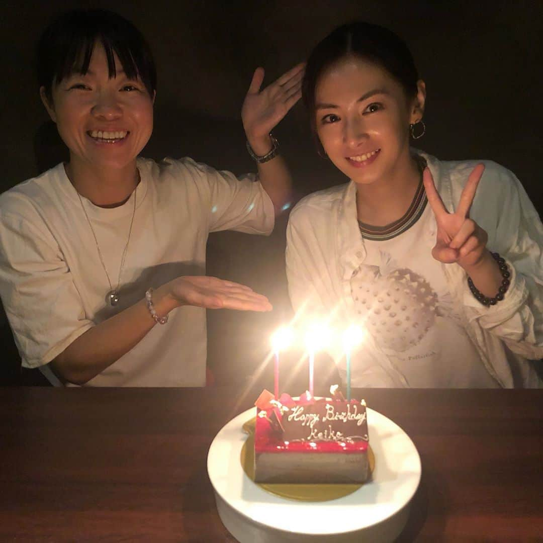 イモトアヤコさんのインスタグラム写真 - (イモトアヤコInstagram)「・ #景子ちゃん #お誕生日おめでとう #良き時間だったわい🥳」8月26日 22時23分 - imotodesse