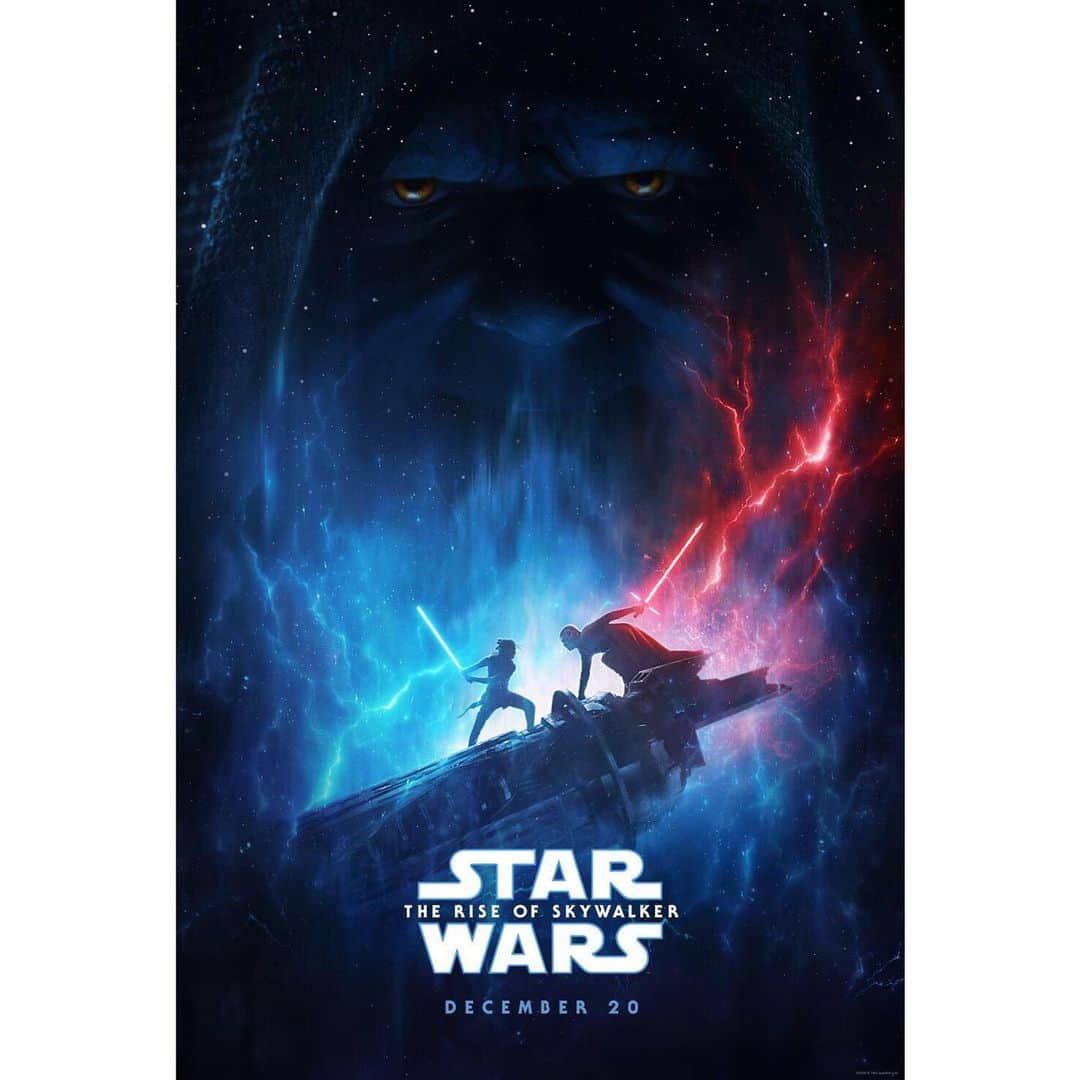 Filmarksさんのインスタグラム写真 - (FilmarksInstagram)「レイとカイロ・レン、歴史に決着をつける最後の戦いへ…﻿ パルパティーン皇帝の不気味な“微笑“の意味とは？﻿ ﻿ 『スター・ウォーズ　スカイウォーカーの夜明け』（2019年製作）﻿ 原題：Star Wars: The Rise of Skywalker﻿ ﻿ ・﻿ 上映日：2019年12月20日／製作国：アメリカ﻿ ・﻿ あらすじ：▼▼▼﻿ はるか彼方の銀河系で繰り広げられる、スカイウォーカー家を中心とした壮大な<サーガ>の結末は、“光と闇“のフォースをめぐる最後の決戦に託された──。祖父ダース・ベイダーの遺志を受け継いだカイロ・レン。伝説のジェダイ、ルーク・スカイウォーカーの想いを引き継ぎ、フォースの力を覚醒させたレイ。そして、R2-D2、C-3PO、BB-8 ら忠実なドロイドと共に銀河の自由を求めて戦い続ける、生きる英雄レイア将軍、天才パイロットのポー、元ストームトルーパーのフィンら、レジスタンスの同志たち...。さらに、ハン・ソロの永遠の好敵手ランド・カルリジアンもエピソード・シリーズでは『スター・ウォーズ エピソード 6/ジェダイの帰還』以来の再登場。果たして、彼らを待ち受ける運命とは?そして、いかなるエンディングを迎えるのか?﻿ ・﻿ #StarWars #J.J.Abrams #DaisyRidley #theriseofskywalker #SW #D23Expo﻿ #movie #cinema #映画部 #映画好き #映画鑑賞 #映画好きな人と繋がりたい #Filmarks﻿ ・﻿ © 2019 Lucasfilm Ltd. All Rights Reserved.」8月26日 22時26分 - filmarks_official