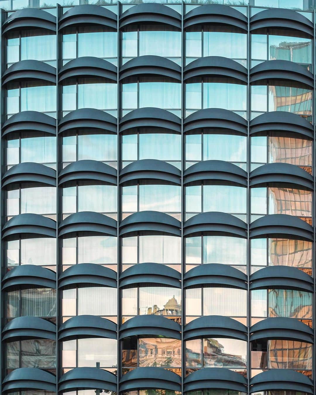 Nicanor Garcíaさんのインスタグラム写真 - (Nicanor GarcíaInstagram)「Forever young | Siempre joven #nicanorgarcia #travelarchitectures 60 years of passion is a lot of it! To celebrate the birthday of @MINI today, I went out on the streets of Barcelona to see how much passion is running through its veins every day. As you all know, photography is my personal passion, so I loved witnessing and capturing the dynamic urban energy of #60YearsOfPassion. Happy Birthday! #ChargedWithPassion #advertisement」8月26日 22時29分 - nicanorgarcia