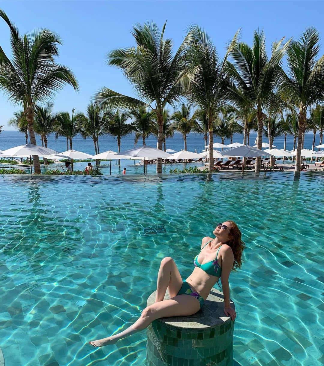 サラ・ドリューさんのインスタグラム写真 - (サラ・ドリューInstagram)「Just casually sitting on a perch in the middle of the pool. Not posing at all 😂😂😂!! Definitely didn’t immediately throw on a hat and a swim shirt to hide from the sun after taking this pic 😂😂😂!!! #IDontTanIBurn !!! Missing this gorgeous spot today, but happy get back into my real life routine. ❤️❤️❤️ @grandvelascabos #myvelasexperience #travelpartner @howelltalentrelations #vacationvibes #backtolifebacktoreality」8月26日 22時29分 - thesarahdrew