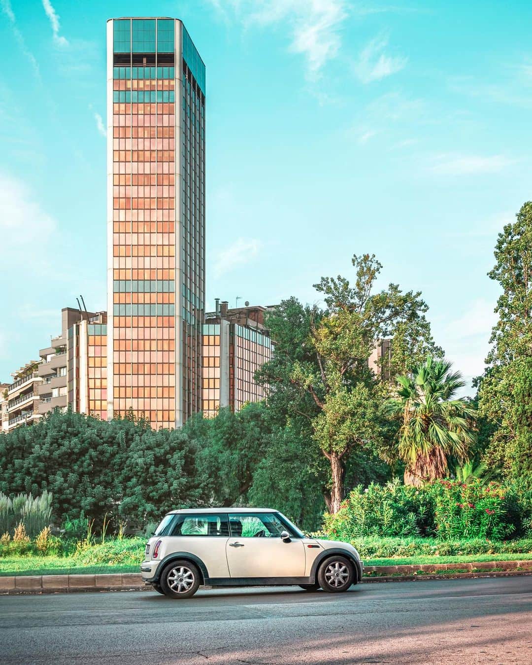 Nicanor Garcíaのインスタグラム：「Forever young | Siempre joven #nicanorgarcia #travelarchitectures 60 years of passion is a lot of it! To celebrate the birthday of @MINI today, I went out on the streets of Barcelona to see how much passion is running through its veins every day. As you all know, photography is my personal passion, so I loved witnessing and capturing the dynamic urban energy of #60YearsOfPassion. Happy Birthday! #ChargedWithPassion #advertisement」