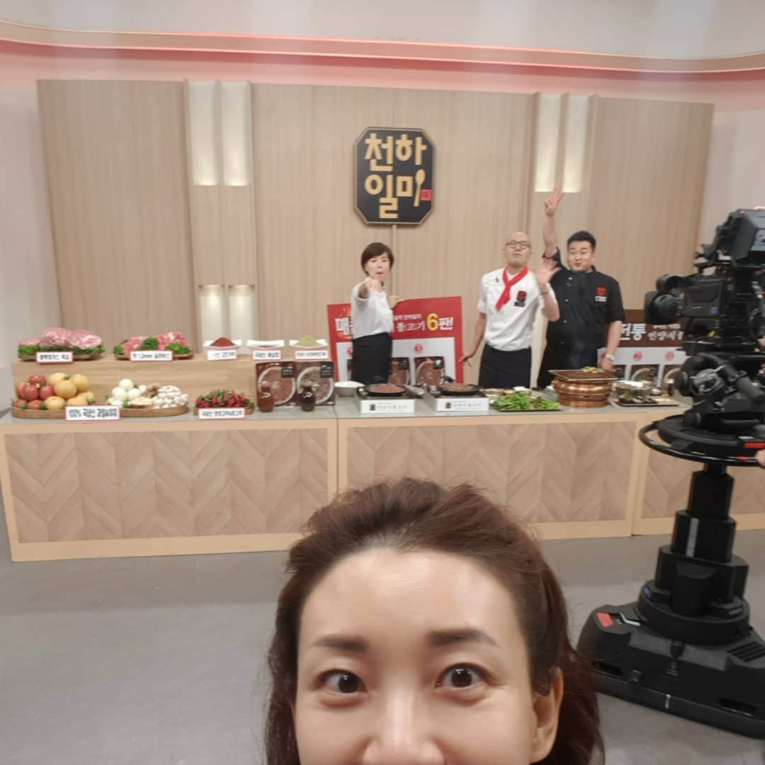 イ・アヒョンさんのインスタグラム写真 - (イ・アヒョンInstagram)「너무 맛있어서ㅜ주문 해버렸다,  홍 오빠 이셰프님 방송에서 보여주신 요리법대로 맛나게 요리 해 먹을께요!  생방중에 무단 침입해서 방송음식 허락없이 먹어서  죄송합니다! 진짜 맛있었어요! #홍석천  #이원일 #천하일미 #언양식불고기 #현대홈쇼핑」8月26日 22時36分 - ujl1011