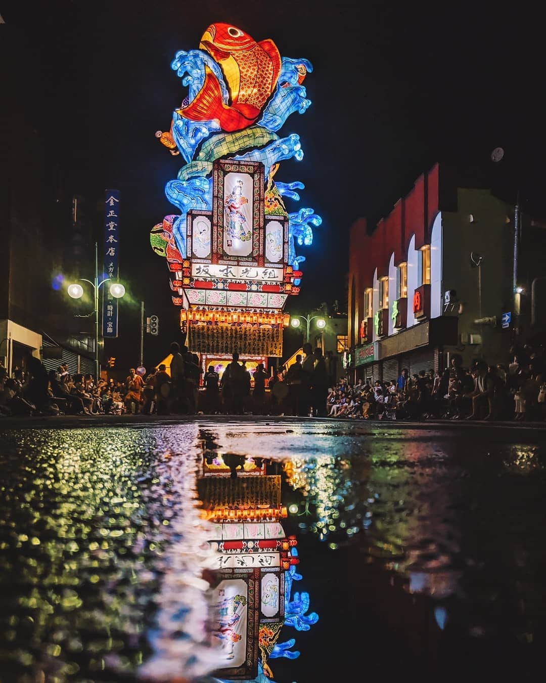 福田洋昭さんのインスタグラム写真 - (福田洋昭Instagram)「Goshogawara Tachineputa Festival.  Japanese festival that dates back 300 years.  Easily one of my favorite festivals in Japan and definitely my favorite out of the 3 neputa festivals in aomori.  As tall as 23 meters in height and weighing 19 tons Godzilla like floats that gets Paraded around the city for 4 days! #GooglePixel #Pixelで撮影 #TeamPixel」8月26日 22時45分 - hirozzzz