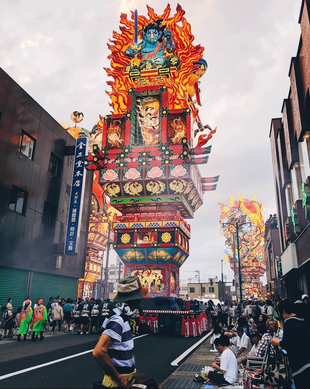 福田洋昭のインスタグラム：「Goshogawara Tachineputa Festival.  Japanese festival that dates back 300 years.  Easily one of my favorite festivals in Japan and definitely my favorite out of the 3 neputa festivals in aomori.  As tall as 23 meters in height and weighing 19 tons Godzilla like floats that gets Paraded around the city for 4 days! #GooglePixel #Pixelで撮影 #TeamPixel」