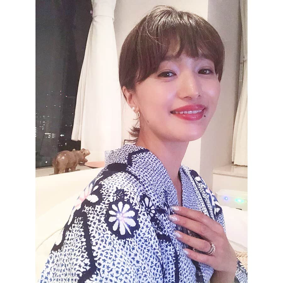 廣瀬規子のインスタグラム：「妊娠中から今までずーっと、ぐっすり眠れることが少なくなり、ついつい寝る前にスマホを見てしまう悪循環にやられてしまっている今日この頃。 * 年齢もあるとは思いますが、最近特に目の下のクマやシワが気になって気になって、、、。 効果と気分をガツンと上げてくれるようなドラマティックなアイクリームはないかしら？と思っていた矢先、 * 8/30発売の@helena_rubinstein_jp の #プロディジーcelグロウアイ の発表会にお邪魔させて頂けるという幸運に恵まれたぁ✨ * @hisakonamekata ひーちゃん、お誘いありがとう〜💓💓💓 * 20代の頃から大好きなコスメブランド。エレガントなだけじゃなくって、ちょっとエッジが効いてる感じがたまらんのです。 で、今回クリームと共に数量限定販売される目元のマッサージャーもさすがだと思ったわけです😎✨ * 冷水入れてマッサージすると、ヒンヤリ気持ちいい🥴💕 * これを機に、目元のケア、頑張りたいと思います🙋‍♀️ * #年齢を重ねた笑い皺は #潔く受け入れたい #しかし #くすみやらクマやら #目が元気ない感じは #なんとか頑張って #ハツラツと明るくしたいのだ #プロディジーcelグロウアイ塗って #目元のハリ艶 #取り戻したい #ヘレナルビンスタイン #新商品 #商品に写るひさこにご注目😎🤗 #ザキタノホテルのレストランとのコラボフィンガーフードも #美しくて美味しかった #この写真特に目元のシワくっきりや #頑張る #目元ケア頑張るでぇ💪」