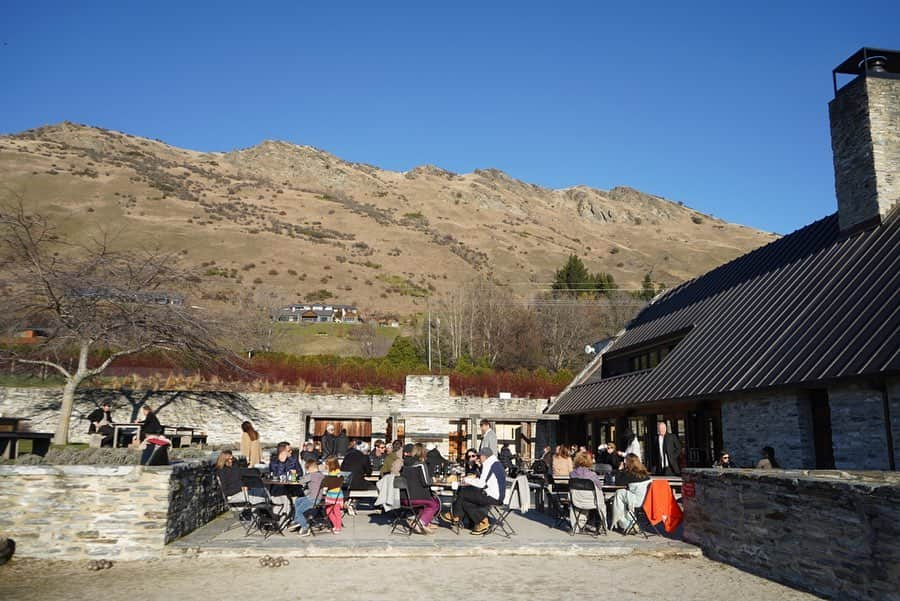 舞川あいくさんのインスタグラム写真 - (舞川あいくInstagram)「Feel the nature 🏔🦜🌥//🇳🇿 Amisfield Winery Bistro🍽 クイーンズタウン滞在中、一番好きなランチの場所。 気持ち良くて、食事の前と後にお散歩したり。 寒い中飲むホットワインも最高に幸せだった😌❤️ #newzealand #queenstown #nz #lunch #winery #nature」8月26日 22時47分 - aiku_0817__