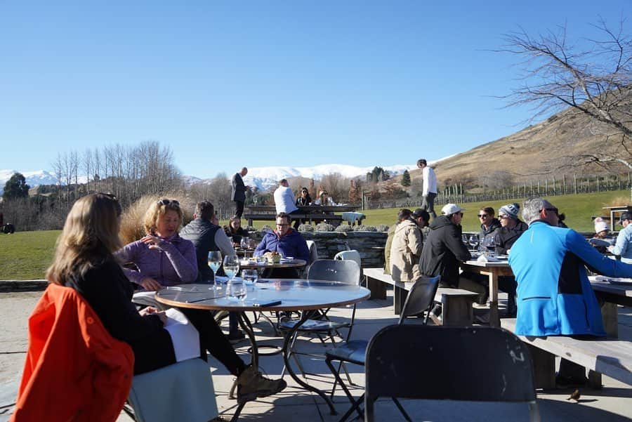 舞川あいくさんのインスタグラム写真 - (舞川あいくInstagram)「Feel the nature 🏔🦜🌥//🇳🇿 Amisfield Winery Bistro🍽 クイーンズタウン滞在中、一番好きなランチの場所。 気持ち良くて、食事の前と後にお散歩したり。 寒い中飲むホットワインも最高に幸せだった😌❤️ #newzealand #queenstown #nz #lunch #winery #nature」8月26日 22時47分 - aiku_0817__