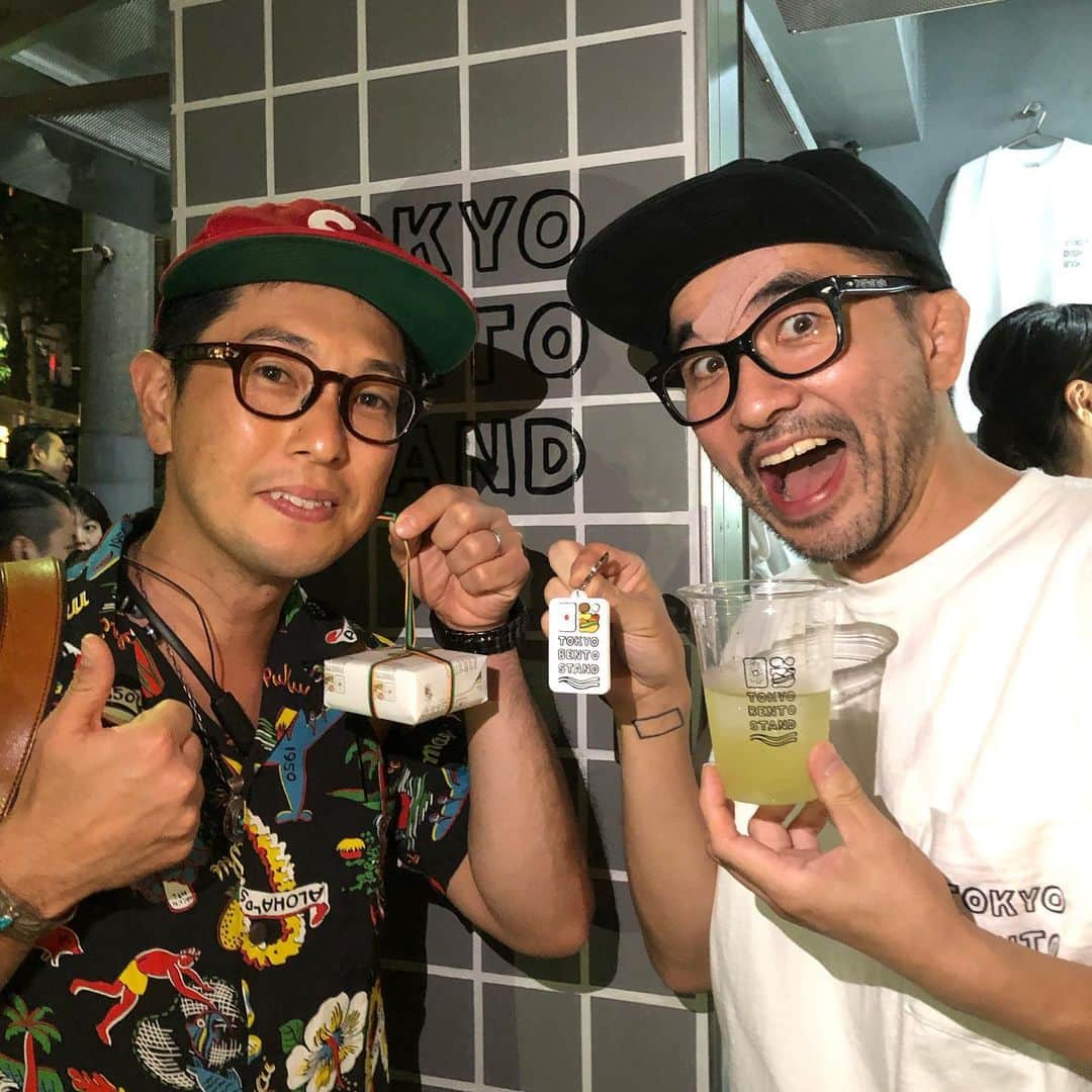 亘健太郎さんのインスタグラム写真 - (亘健太郎Instagram)「代官山にオープンする「TOKYO BENTO STAND」さんのレセプションパーティーに行って来ました‼︎こんなにもお洒落なお弁当屋さんは見たことがありませんでした‼︎近代弁当屋さんだな。  #tokyobentostand #アメカジボーイズ  #amecajiboys  #アメカジ  #アメカジ散策」8月26日 22時51分 - watarikentaro