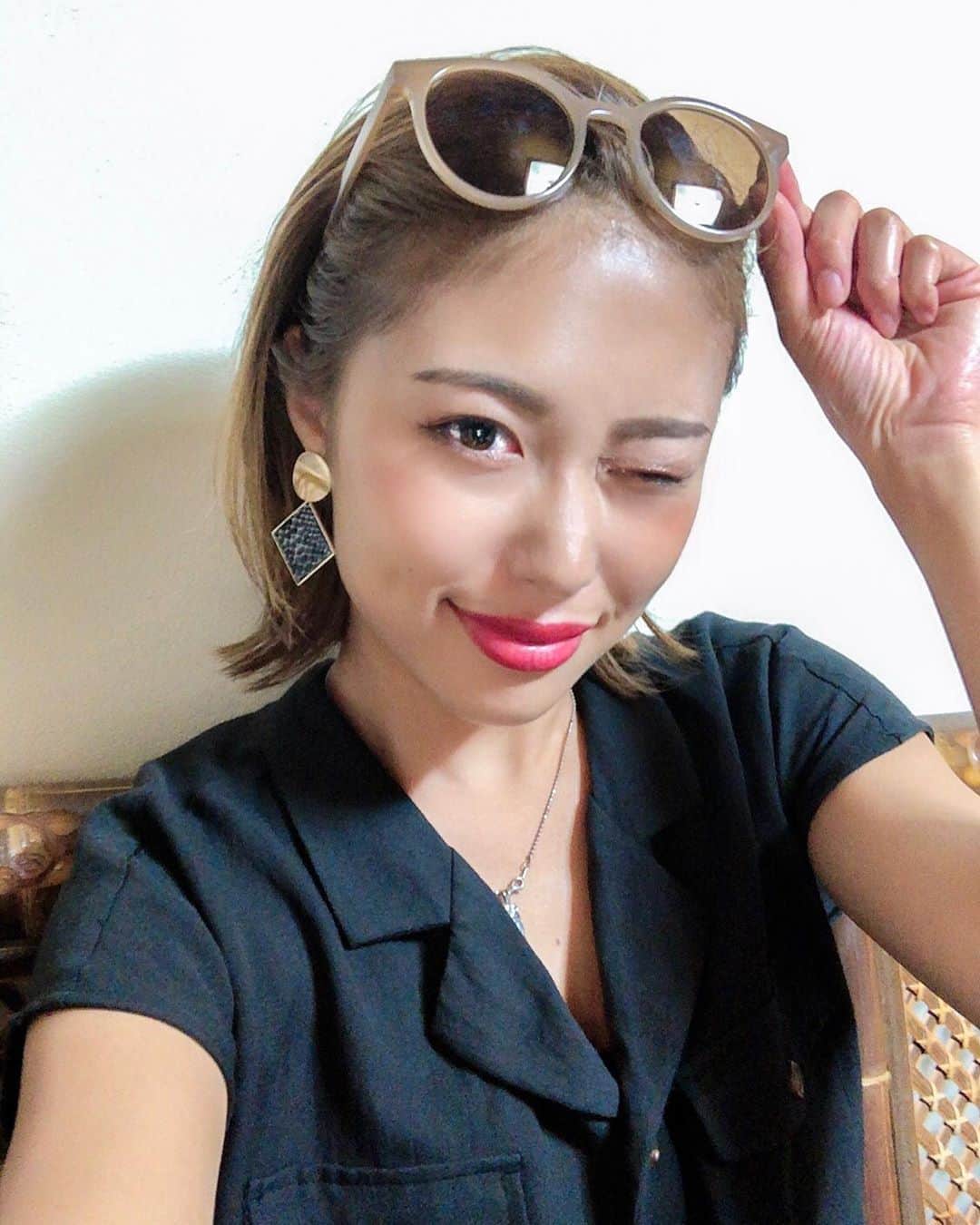 澤井玲未のインスタグラム：「おNEWサングラス🕶🌿 @tres.jewelry  夏以外にも使えるベージュカラーが可愛い😍💓 なんでも合わせがしやすくてお気に入り👗 #tresjewelry . クーポンコード 【300GA】 . #selfie#japanesemodel#sunglasses#new#サングラス#お洒落#小物」