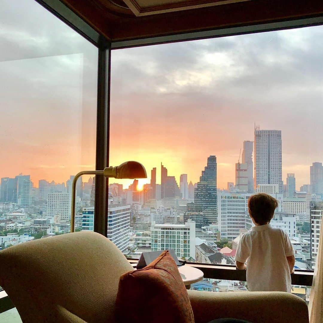 The Peninsula Hotelsさんのインスタグラム写真 - (The Peninsula HotelsInstagram)「Enjoy a sweeping view of the city from your suite at @thepeninsulabangkok. You just might catch a sunset as pretty as the one @karimrezap took in. #penfamilies . . . . . . #peninsulahotels #luxuryhotels #luxuryhotelexperience #luxurytravel #travel #beautifuldestinations #welltraveled #traveldiaries #jetset #jetsetter #hotel #hotellife」8月26日 22時52分 - peninsulahotels