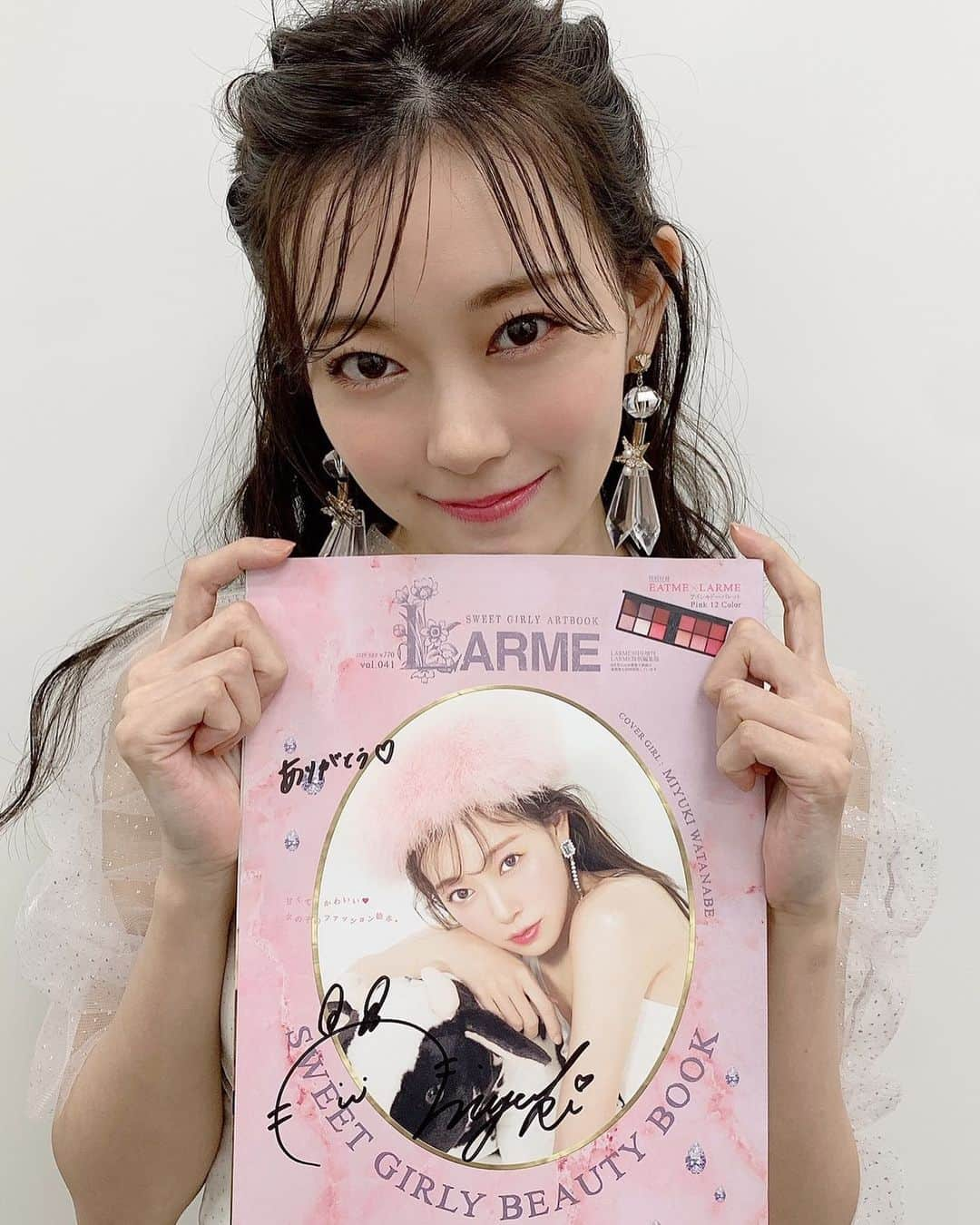 LARMEさんのインスタグラム写真 - (LARMEInstagram)「LARME041の読者プレゼント🎁✨ 「②渡辺美優紀サイン入りLARME041」 をチラ見せ💖 ・ みるきーのサインの入った特別版LARMEは当たらないと手に入りません！🙅‍♀️ ・ 応募は9月16日まで❣️ LARME041を買って、奮ってご応募ください☺️💕 ・ #渡辺美優紀 #みるきー #LARME #LARME041 #ラルム #発売 #larmemagazine #fashionmagazine #fashion #hair #hairarrange #girl #girly  #ガーリー #ヘアメイク #メイク #コスメ #ピンク」8月26日 22時53分 - larmemagazine