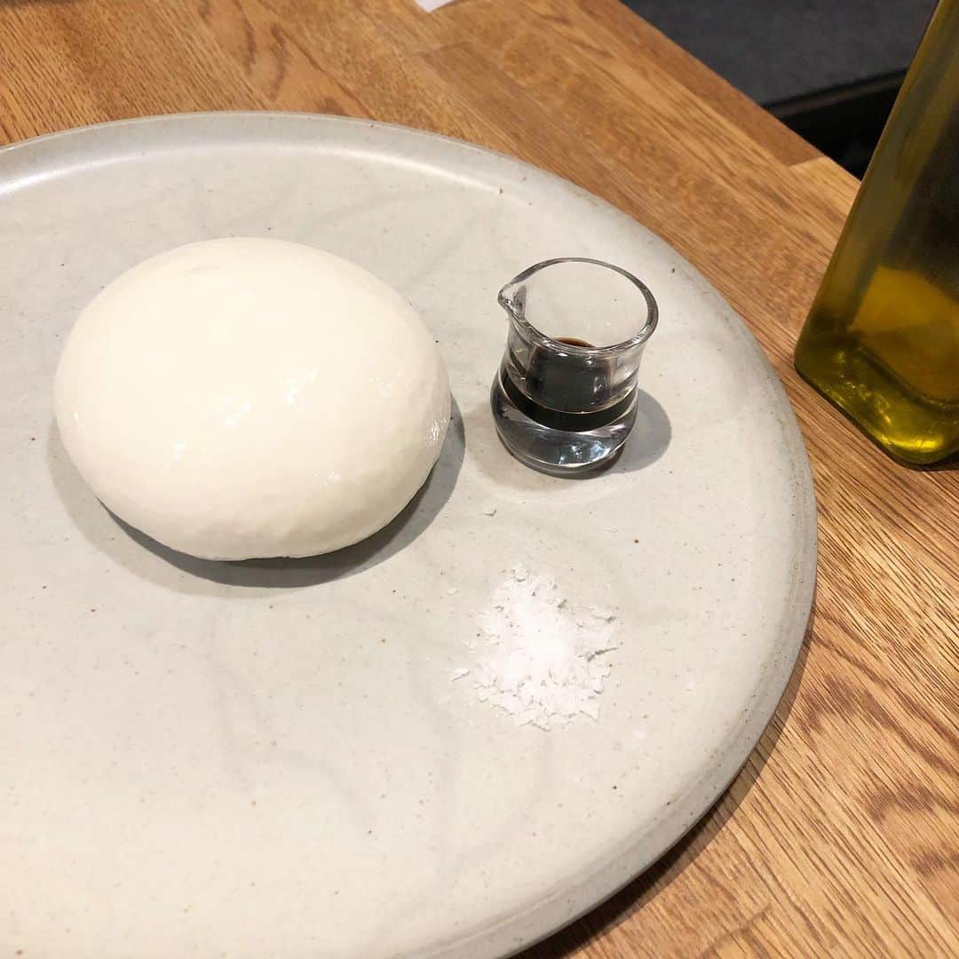 央雅光希さんのインスタグラム写真 - (央雅光希Instagram)「ヒナに教えて貰って以来大好きなブッラータというチーズ。 とろける〜 塩だけで最高に美味しい。 #チーズ #ブッラータ」8月26日 22時55分 - tatatata_ayk