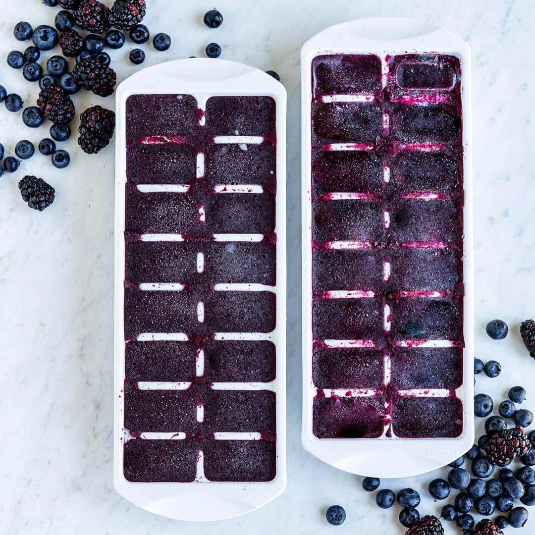 Simple Green Smoothiesさんのインスタグラム写真 - (Simple Green SmoothiesInstagram)「NEW RECIPE!! Make a batch of these Immune Boosting Smoothie Cubes with Elderberry Syrup for colds and flu, sinus infections, seasonal allergies, and general wellness. Each cube is jam-packed with ingredients specially selected for their immune-boosting capabilities.⁠⠀ ⁠⠀ SMOOTHIE BOOSTER CUBES WITH ELDERBERRY FOR COLDS AND FLU⁠⠀ 1 1/2 cups fresh or frozen blueberries ⁠⠀ 1 1/2 cups fresh or frozen blackberries⁠⠀ 5 tablespoons plus 1 teaspoon black elderberry syrup⁠⠀ 32 drops from 05. ounce bottle Vitamin D-3 drops 4000IU (100 mcg per serving)⁠⠀ 8 ounce (227 g) bottle Olive Leaf Complex⁠⠀ Water, if needed⁠⠀ ⁠⠀ INSTRUCTIONS⁠⠀ 1.Place all ingredients except for water into blender. Puree until smooth. If needed, add enough water so there are 4 cups puree.⁠⠀ ⁠⠀ 2. Pour into two 16-well standard ice cube trays and freeze until firm enough to pop out. Remove the smoothie cubes from the trays and transfer to an airtight, freezer-safe container until ready to use. ⁠⠀ ⁠⠀ 3. To use, add 4 cubes per every 16 ounce smoothie. Substitute 4 cubes for 1/2 cup fruit in smoothie recipe, if desired.⁠⠀ ⁠⠀ #elderberry #naturalremedy #flu #cough #cold #smootheicubes #blendyourgreens #rawkstar #simplegreensmoothies⁠ #plantbased #plantpowered ⁠⠀」8月26日 22時57分 - simplegreensmoothies