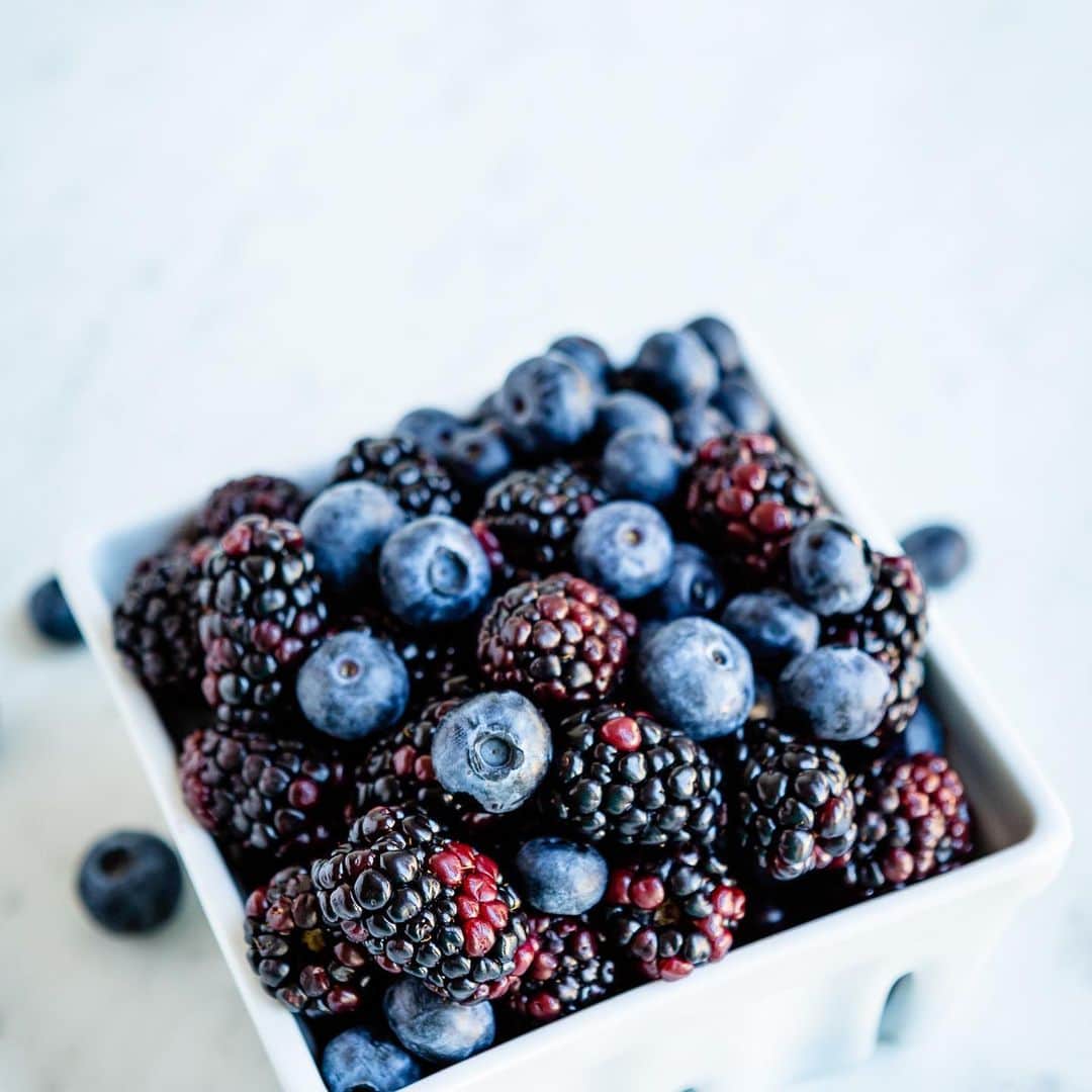 Simple Green Smoothiesさんのインスタグラム写真 - (Simple Green SmoothiesInstagram)「NEW RECIPE!! Make a batch of these Immune Boosting Smoothie Cubes with Elderberry Syrup for colds and flu, sinus infections, seasonal allergies, and general wellness. Each cube is jam-packed with ingredients specially selected for their immune-boosting capabilities.⁠⠀ ⁠⠀ SMOOTHIE BOOSTER CUBES WITH ELDERBERRY FOR COLDS AND FLU⁠⠀ 1 1/2 cups fresh or frozen blueberries ⁠⠀ 1 1/2 cups fresh or frozen blackberries⁠⠀ 5 tablespoons plus 1 teaspoon black elderberry syrup⁠⠀ 32 drops from 05. ounce bottle Vitamin D-3 drops 4000IU (100 mcg per serving)⁠⠀ 8 ounce (227 g) bottle Olive Leaf Complex⁠⠀ Water, if needed⁠⠀ ⁠⠀ INSTRUCTIONS⁠⠀ 1.Place all ingredients except for water into blender. Puree until smooth. If needed, add enough water so there are 4 cups puree.⁠⠀ ⁠⠀ 2. Pour into two 16-well standard ice cube trays and freeze until firm enough to pop out. Remove the smoothie cubes from the trays and transfer to an airtight, freezer-safe container until ready to use. ⁠⠀ ⁠⠀ 3. To use, add 4 cubes per every 16 ounce smoothie. Substitute 4 cubes for 1/2 cup fruit in smoothie recipe, if desired.⁠⠀ ⁠⠀ #elderberry #naturalremedy #flu #cough #cold #smootheicubes #blendyourgreens #rawkstar #simplegreensmoothies⁠ #plantbased #plantpowered ⁠⠀」8月26日 22時57分 - simplegreensmoothies