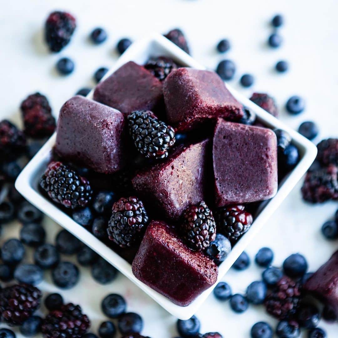 Simple Green Smoothiesさんのインスタグラム写真 - (Simple Green SmoothiesInstagram)「NEW RECIPE!! Make a batch of these Immune Boosting Smoothie Cubes with Elderberry Syrup for colds and flu, sinus infections, seasonal allergies, and general wellness. Each cube is jam-packed with ingredients specially selected for their immune-boosting capabilities.⁠⠀ ⁠⠀ SMOOTHIE BOOSTER CUBES WITH ELDERBERRY FOR COLDS AND FLU⁠⠀ 1 1/2 cups fresh or frozen blueberries ⁠⠀ 1 1/2 cups fresh or frozen blackberries⁠⠀ 5 tablespoons plus 1 teaspoon black elderberry syrup⁠⠀ 32 drops from 05. ounce bottle Vitamin D-3 drops 4000IU (100 mcg per serving)⁠⠀ 8 ounce (227 g) bottle Olive Leaf Complex⁠⠀ Water, if needed⁠⠀ ⁠⠀ INSTRUCTIONS⁠⠀ 1.Place all ingredients except for water into blender. Puree until smooth. If needed, add enough water so there are 4 cups puree.⁠⠀ ⁠⠀ 2. Pour into two 16-well standard ice cube trays and freeze until firm enough to pop out. Remove the smoothie cubes from the trays and transfer to an airtight, freezer-safe container until ready to use. ⁠⠀ ⁠⠀ 3. To use, add 4 cubes per every 16 ounce smoothie. Substitute 4 cubes for 1/2 cup fruit in smoothie recipe, if desired.⁠⠀ ⁠⠀ #elderberry #naturalremedy #flu #cough #cold #smootheicubes #blendyourgreens #rawkstar #simplegreensmoothies⁠ #plantbased #plantpowered ⁠⠀」8月26日 22時57分 - simplegreensmoothies