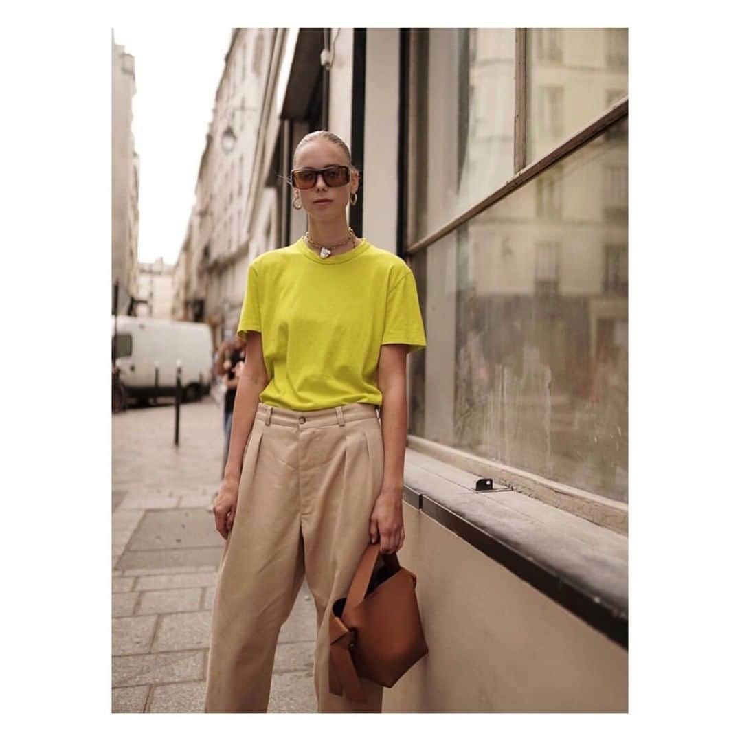 のインスタグラム：「Late summer style 💛 @hildasandstrom in the tailored khaki Annie Hall  #tailored #wardrobe #khaki」