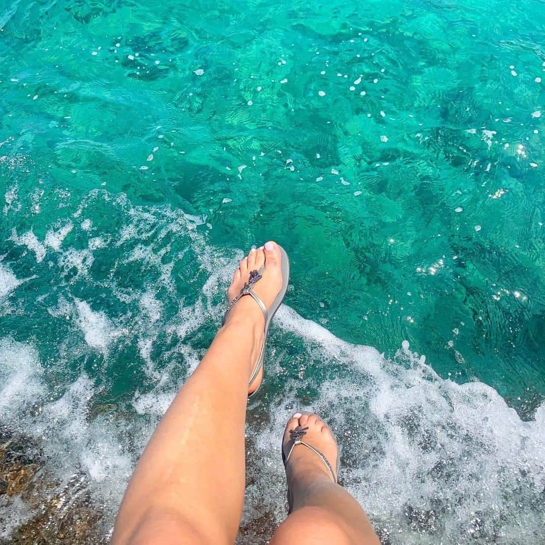 Havaianas Europeさんのインスタグラム写真 - (Havaianas EuropeInstagram)「The sun on your skin and Havaianas on your feet. What more could you want? #repost @fati_tatilu⠀⠀⠀⠀⠀⠀⠀⠀⠀ #SummerStyle #Travel #Instatravel #Sea #Italia」8月26日 23時01分 - havaianaseurope