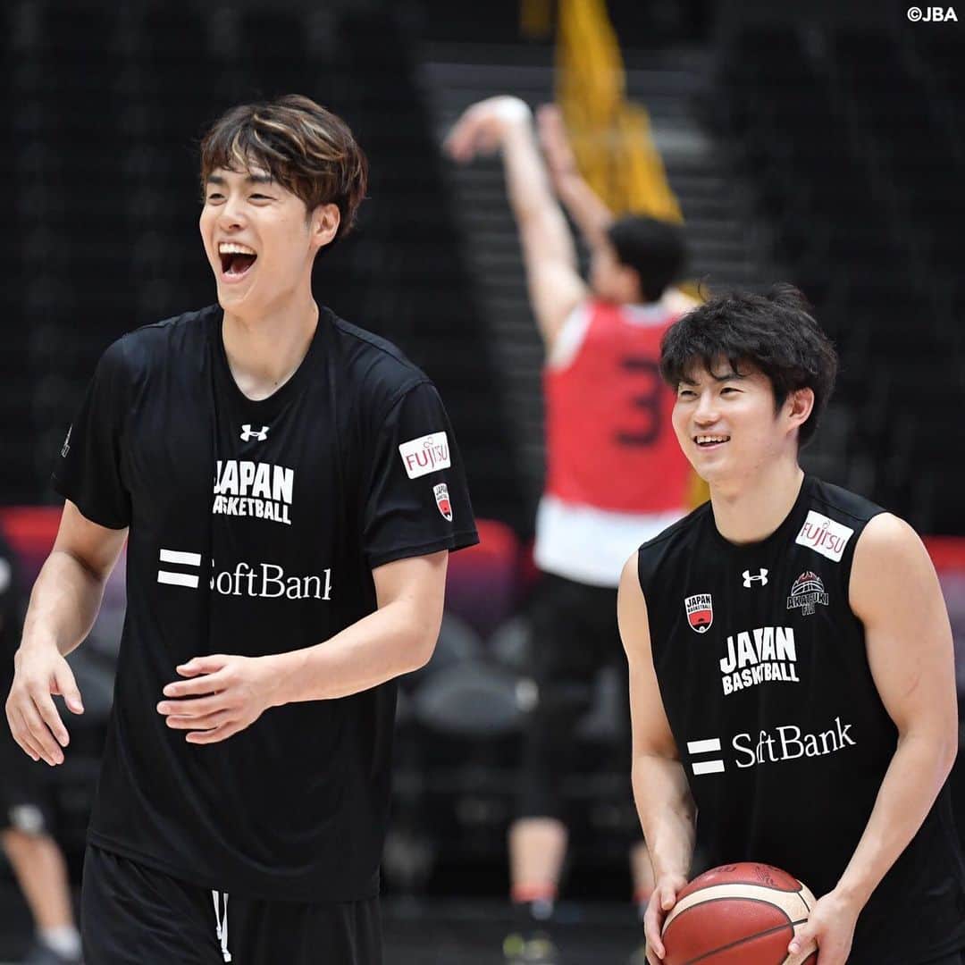 B.LEAGUEさんのインスタグラム写真 - (B.LEAGUEInstagram)「.﻿ ﻿ 🇯🇵バスケットボール日本代表国際試合International Basketball Games 2019 ﻿ ﻿ 《🙌オフショットをお届け🙌》﻿ B.LEAGUEに所属する選手たちの﻿ リラックスした表情がたくさん！☺️ ﻿ ﻿ チームの仲の良さが感じられる素敵な瞬間💕﻿ ﻿ .﻿ #JAPANMADNESS #JapanGotGame #FIBAWC #応援 #日本代表 #日本一丸 #japan #🇯🇵 #オフショット  #可愛い #素敵な笑顔 #癒し #かっこいい #仲良し #竹内譲次 #安藤誓哉 #ニックファジーカス #比江島慎 #馬場雄大#安藤周人#篠山竜青﻿」8月26日 23時01分 - b.league_official