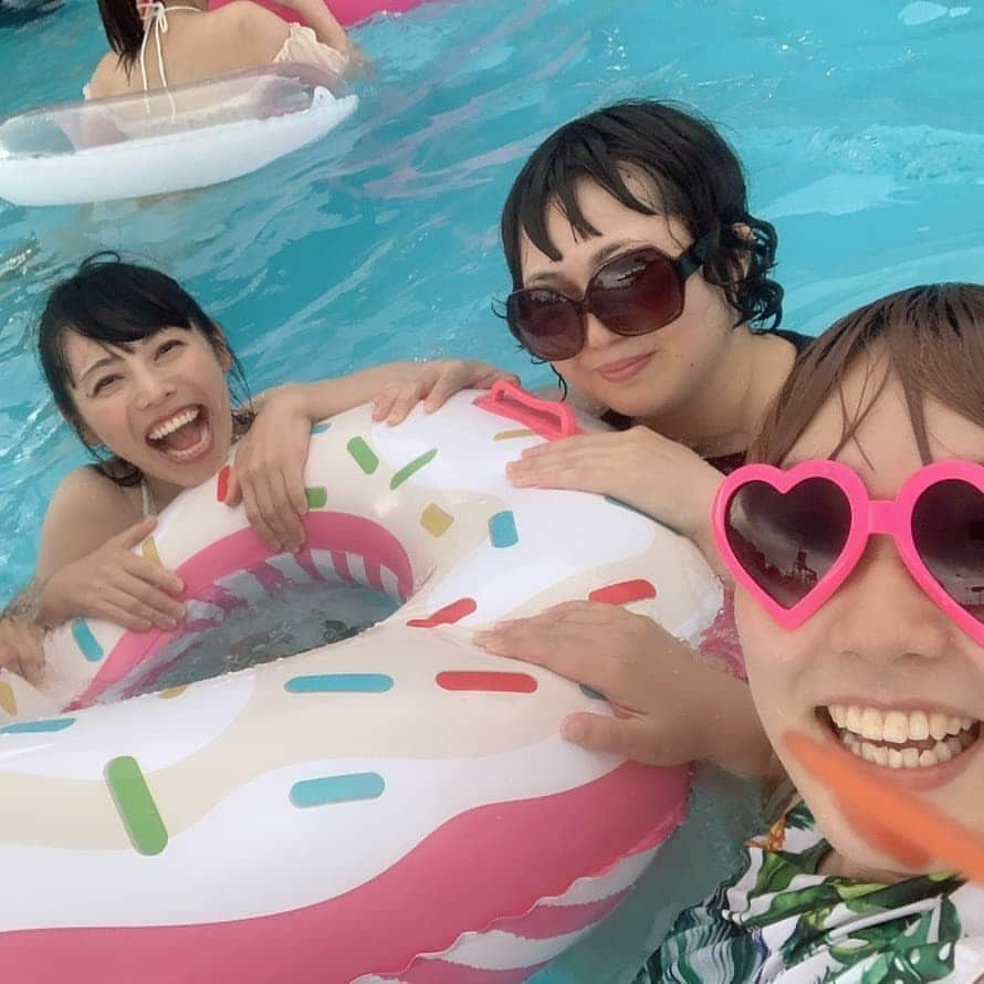 和泉杏さんのインスタグラム写真 - (和泉杏Instagram)「今年初めて夏らしいことをしてきました！  ずっとどこにも行けず、ようやく揃った休みに『夏といえば』のプールに行ってきましたー＼(^▽^)／ そもそも、友達とプールなんて、何年ぶり…何十年ぶりかな。。。Σ(ﾟДﾟ)  しらきさんに、たくさん遊んでもらういい機会になりました♡  人生初 #東京サマーランド #広い #summer #TSL #水着 #水着美女 #水着ババァ #それ区民プール用の水着やろ #あぁ〜しらき さん #ハルカラ #きったん #嬉しい楽しい大好き」8月26日 23時06分 - izumikyou