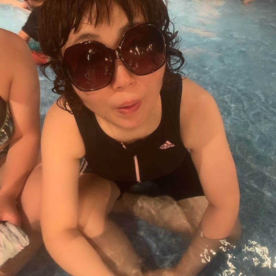 和泉杏さんのインスタグラム写真 - (和泉杏Instagram)「今年初めて夏らしいことをしてきました！  ずっとどこにも行けず、ようやく揃った休みに『夏といえば』のプールに行ってきましたー＼(^▽^)／ そもそも、友達とプールなんて、何年ぶり…何十年ぶりかな。。。Σ(ﾟДﾟ)  しらきさんに、たくさん遊んでもらういい機会になりました♡  人生初 #東京サマーランド #広い #summer #TSL #水着 #水着美女 #水着ババァ #それ区民プール用の水着やろ #あぁ〜しらき さん #ハルカラ #きったん #嬉しい楽しい大好き」8月26日 23時06分 - izumikyou