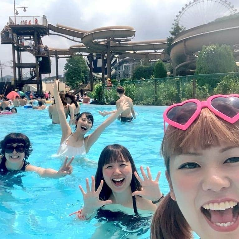 和泉杏さんのインスタグラム写真 - (和泉杏Instagram)「今年初めて夏らしいことをしてきました！  ずっとどこにも行けず、ようやく揃った休みに『夏といえば』のプールに行ってきましたー＼(^▽^)／ そもそも、友達とプールなんて、何年ぶり…何十年ぶりかな。。。Σ(ﾟДﾟ)  しらきさんに、たくさん遊んでもらういい機会になりました♡  人生初 #東京サマーランド #広い #summer #TSL #水着 #水着美女 #水着ババァ #それ区民プール用の水着やろ #あぁ〜しらき さん #ハルカラ #きったん #嬉しい楽しい大好き」8月26日 23時06分 - izumikyou