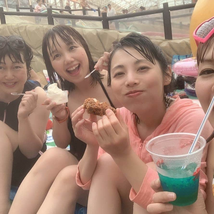 和泉杏さんのインスタグラム写真 - (和泉杏Instagram)「今年初めて夏らしいことをしてきました！  ずっとどこにも行けず、ようやく揃った休みに『夏といえば』のプールに行ってきましたー＼(^▽^)／ そもそも、友達とプールなんて、何年ぶり…何十年ぶりかな。。。Σ(ﾟДﾟ)  しらきさんに、たくさん遊んでもらういい機会になりました♡  人生初 #東京サマーランド #広い #summer #TSL #水着 #水着美女 #水着ババァ #それ区民プール用の水着やろ #あぁ〜しらき さん #ハルカラ #きったん #嬉しい楽しい大好き」8月26日 23時06分 - izumikyou