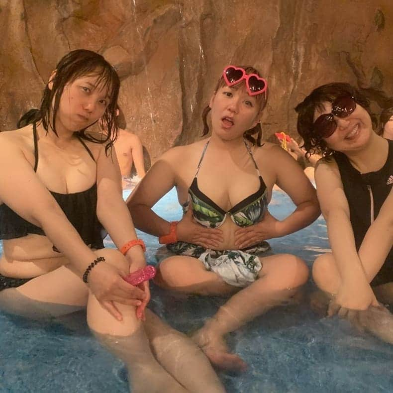 和泉杏さんのインスタグラム写真 - (和泉杏Instagram)「今年初めて夏らしいことをしてきました！  ずっとどこにも行けず、ようやく揃った休みに『夏といえば』のプールに行ってきましたー＼(^▽^)／ そもそも、友達とプールなんて、何年ぶり…何十年ぶりかな。。。Σ(ﾟДﾟ)  しらきさんに、たくさん遊んでもらういい機会になりました♡  人生初 #東京サマーランド #広い #summer #TSL #水着 #水着美女 #水着ババァ #それ区民プール用の水着やろ #あぁ〜しらき さん #ハルカラ #きったん #嬉しい楽しい大好き」8月26日 23時06分 - izumikyou