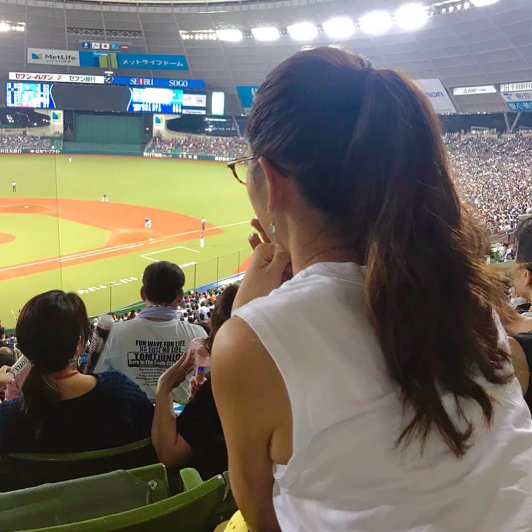 大寺かおりさんのインスタグラム写真 - (大寺かおりInstagram)「現在パリーグの ２位３位争いをしている西武と楽天。 . メットライフドームに観に行ってきました。 楽天の先発は菅原秀投手⚾️ . 私のフリーアナウンサーとしての初仕事は 楽天イーグルスのキャンプリポートだったんですが その年にルーキーとして入団した 菅原投手へのインタビューが 私のリアル初仕事でした。 . 初々しい菅原投手と 初のJ Sportsのスタッフさんとの お仕事にド緊張の私。 . 「好きな食べ物はチキンナゲットです」という菅原投手の一言で、場の空気が和らぎました😊 . 元々サッカーをしていて、 Jリーガーを夢見ていた菅原投手。 股関節のケガで医者からサッカーは諦めた方が良いと 言われ、野球に転向。 それでプロ野球選手になれるって すごい運動神経✨ . あの時、「一軍で活躍できる選手になりたい」と 目標を語ってくれた菅原投手。 先発としてこれからも頑張ってほしいです！ 何よりギャオスさんのイチオシ投手なんです✨ いつもキャンプで名前を連呼する😂 . そして森原康平投手も登板！ 以前インタビューで 「自分が出て行ったときに観客の皆さんに こいつなら大丈夫だと安心感を与えられるような 安定感のあるピッチングができる投手になりたい」 と答えてくれた森原投手。 . 特に最近の森原投手を観ていると まさにその通りだなぁと感じます。 . 安心感、安定感、この二つの言葉がぴったり。 欠かせない存在となっていますね。 . パリーグの順位争いはどうなるのか。 いよいよ終盤戦ですね！ . あ〜試合のない月曜日がつまらない〜。。 明日からまたしっかりチェックしないと⚾️ . . . #プロ野球 #パリーグ #楽天イーグルス #rakuteneagles #菅原秀 投手 #森原康平 投手 #野球好き」8月26日 23時08分 - kaori_ootera