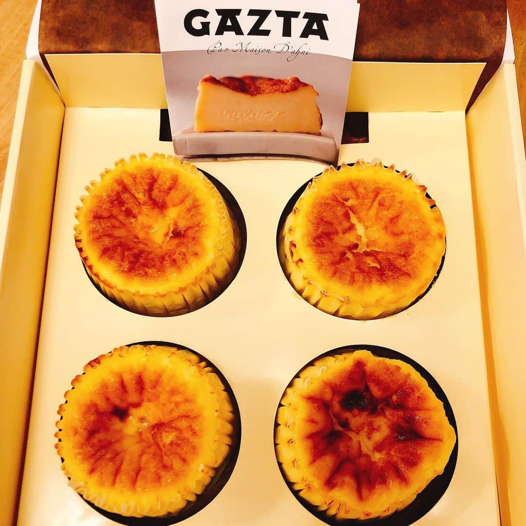 川田裕美さんのインスタグラム写真 - (川田裕美Instagram)「バスクチーズケーキ『GAZTA』❤️ と ローソンの『バスチー』💛 #gazta は#佐藤栞里ちゃん 買ってきてくれた #バスチー はカラメルが美味しい #チーズケーキ好き」8月26日 23時21分 - hiromikawata163