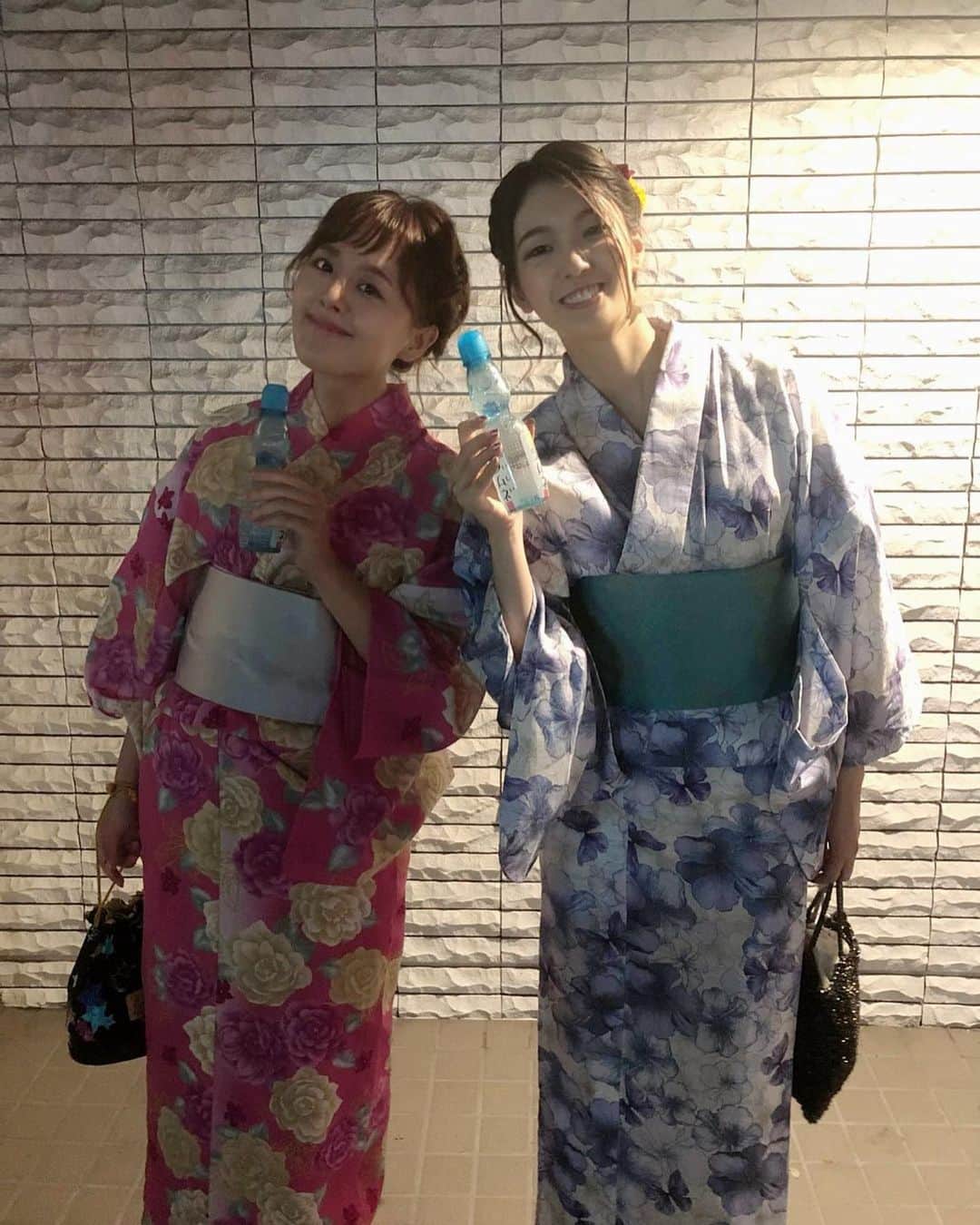 優ひかるのインスタグラム：「初めて麻布十番祭りへ行ってきました✨﻿ 宝塚現役時代は、﻿ お祭りに行く事が中々出来なくて﻿ 浴衣を着て友達とお祭りに行く…﻿ そんな些細な夢を叶えてくれました…笑﻿ ﻿ 宝塚の花火大会は上級生の﻿ お家のベランダで見たり﻿ 劇団で稽古しながら﻿ 休憩時間に花火を観たりもしたな…﻿ なんて思い出しました…﻿ 今は、宝塚の花火大会やってないみたいですね…😢﻿ ﻿ ﻿ 男物じゃない浴衣を着るのは久しぶりで﻿ なんだか帯の位置が上すぎるような気がしたり﻿ やっと伸びた髪の毛を﻿ 真衣ひなのさんがぱっとヘアアレンジしてくれ﻿ 娘役って天才だなと…笑﻿ 不器用な私にはこの技できない…﻿ ﻿ この間みっこちゃん（美里夢乃ちゃん） に貰った髪飾りをつけて﻿るんるんで行ってきました✨ 髪飾りなんて 今まで娘役さんにプレゼントしていたのに… 頂く身分に…笑笑 自分では使いこなせない…笑﻿ お祭りはすごい人だった‼️﻿ 都会のお祭り舐めてました…﻿ ﻿ 麻布十番に詳しいお友達が﻿ 『人がいっぱいで﻿ 空気が薄くなるから空気吸って〜』﻿ ﻿ おっしゃる通り人、人、人〜✨✨﻿ ですが夏らしい事が出来て嬉しかった…😄﻿ ﻿ もう秋の気配すら感じ始めた今日この頃ですが﻿ まだ日中は暑いですので﻿ 皆様も夏を楽しみながらお身体ご自愛ください✨﻿ 今日から9月8日のオルゴール館予約始まっております✨ ぜひお電話で予約して頂けたらと… お待ちしてます✨✨ ﻿ #麻布十番祭り#東京﻿ #浴衣#真衣ひなの#ラムネ#涼しげ〜﻿ #ヘアアレンジ#天才﻿ #せっかくなのでお見せします﻿ #最近良く遊んで下さるお友達と♡﻿ #2人ともカッコいいキャリアウーマン#憧れ #最近よくお会いする4人組✨ ﻿#大人になって知り合ったお友達も貴重 #city girl#祭り#秋#だいぶ涼しくなりましたね﻿ ﻿」