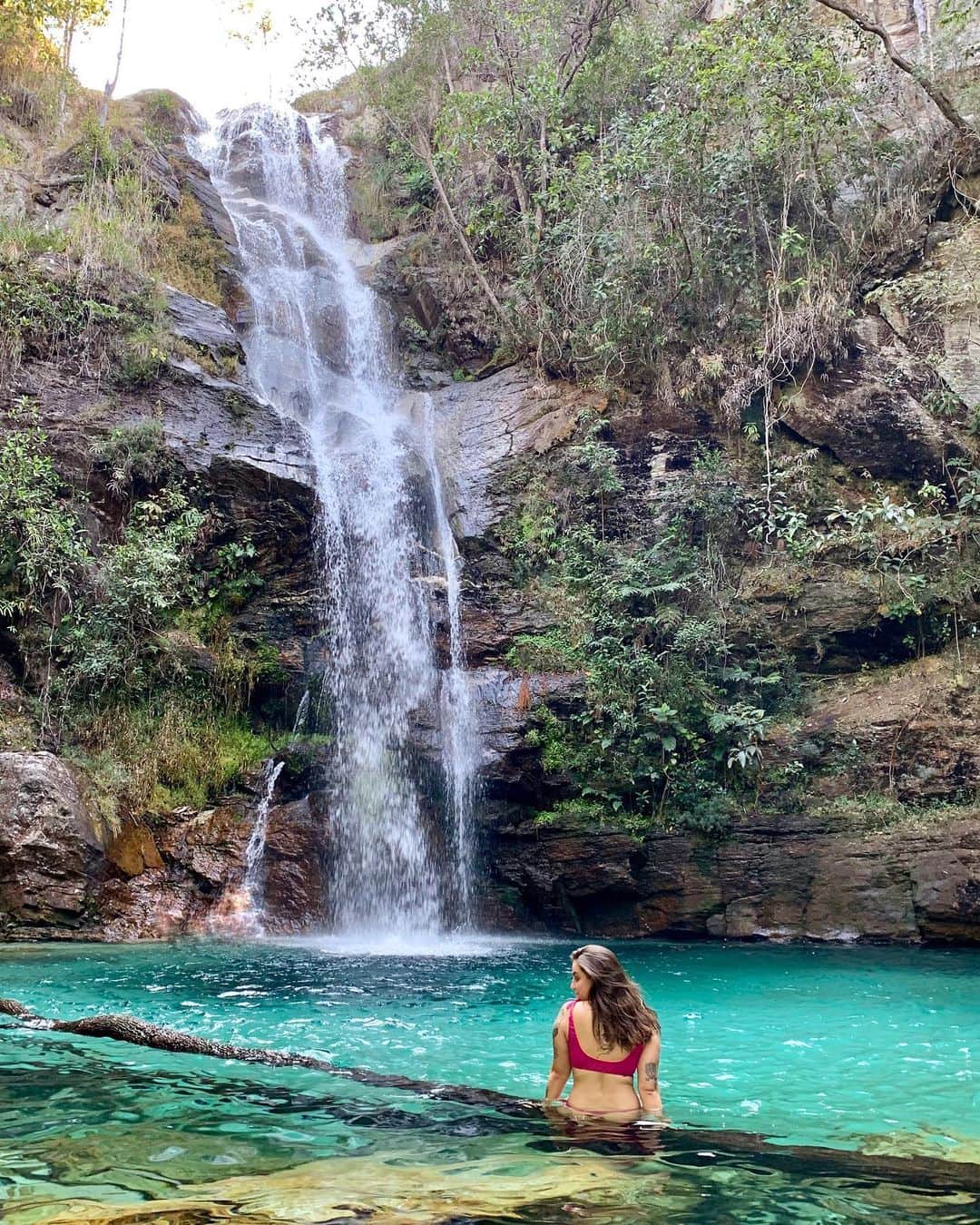 Bruna Unzuetaのインスタグラム：「Azul da cor do céu 💙 #chapadadosveadeiros #cachoeirasantabarbara」