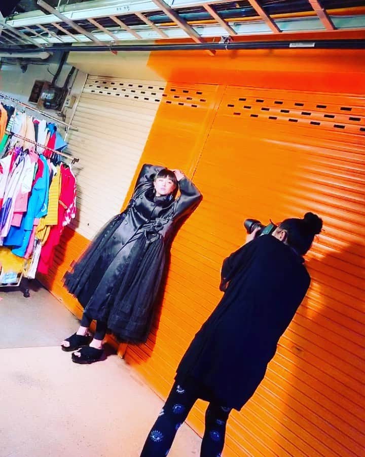 Young Juvenile Youthのインスタグラム：「Mother daughter moment 📸 #お互い超真剣 #タノスィ #ママとコラボ My coat from @chikakisada  Photo by my mom @matsudamiyuki Make and hair by @ryotanakamu」