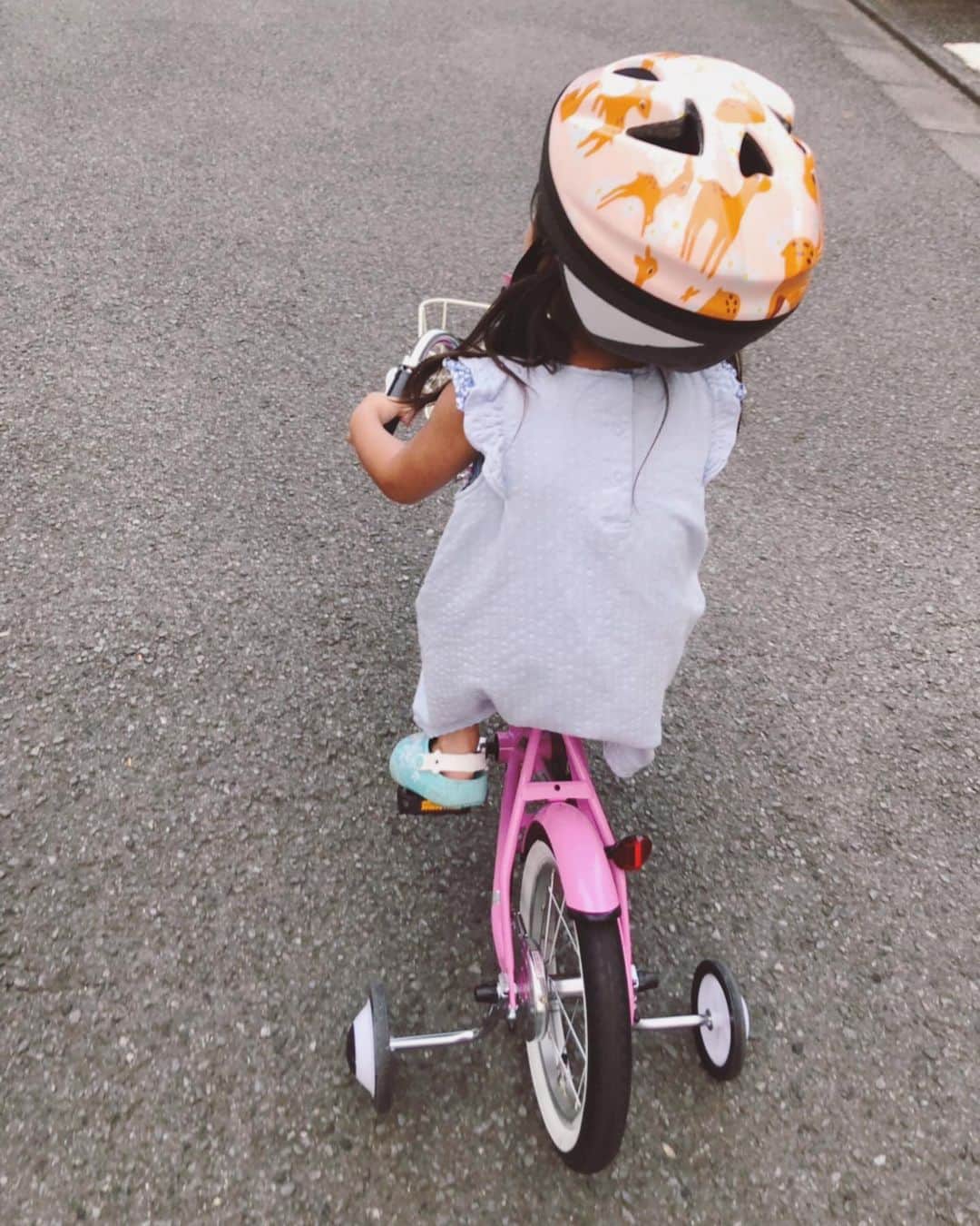 安めぐみさんのインスタグラム写真 - (安めぐみInstagram)「近所のスーパーへ行く時は必ずこちらに乗って向かいます笑🚲✨ #自転車」8月26日 23時16分 - yasu_megumi_official