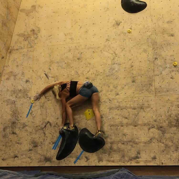 シエラ・ブレア・コイルさんのインスタグラム写真 - (シエラ・ブレア・コイルInstagram)「4 point starts can require some stretching 🤪 @mammut_swiss1862」8月26日 23時19分 - sierrablaircoyl