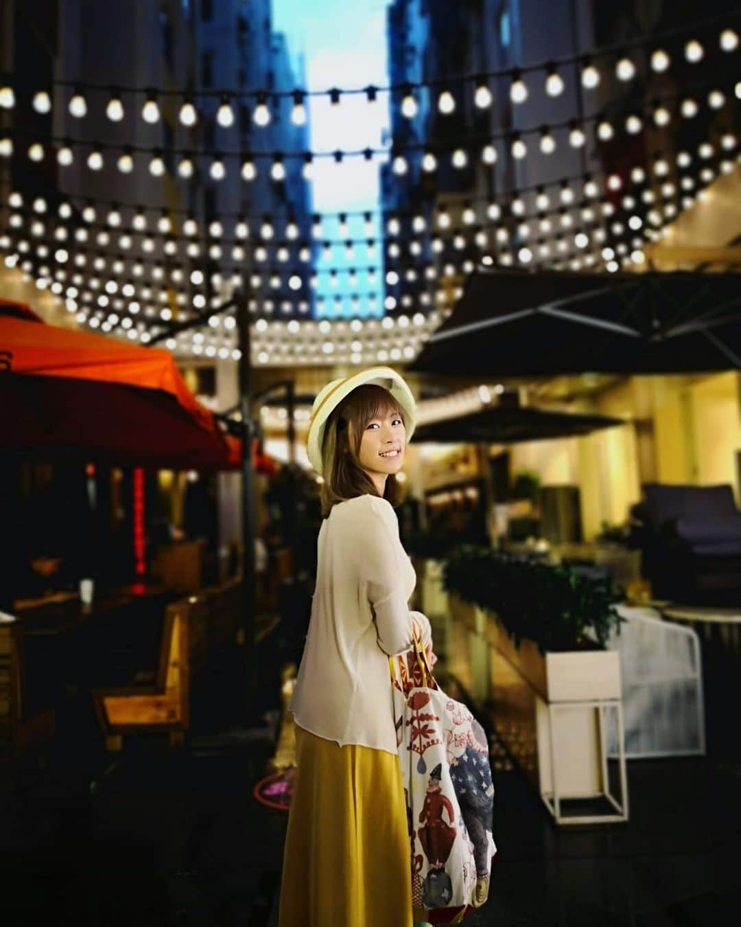 Miss Hunnyのインスタグラム：「記錄一下， 今天的銅鑼灣， 有格調、繁華而不擠擁。 乘地鐵回家， 緩緩步入車廂的我仍然有位置， 車廂內雖然站滿了人， 但大家都輕聲說話…… gum yeung chun hai HLJ❤️」