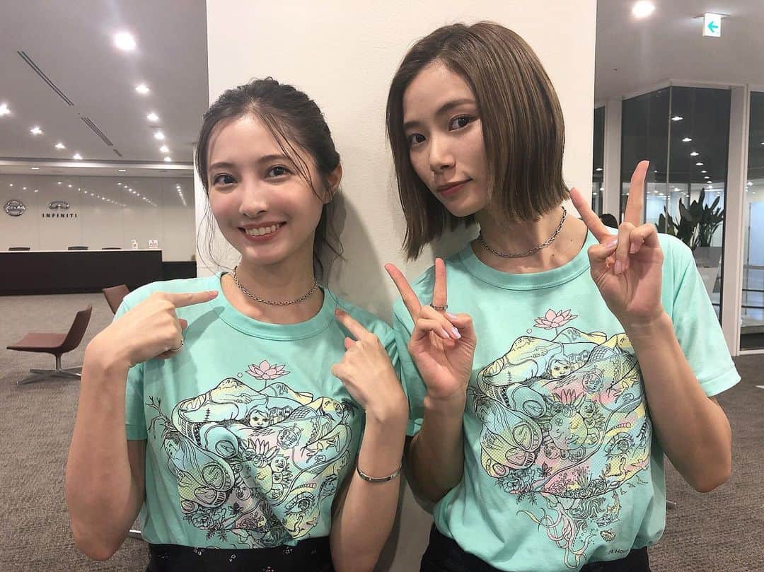 大石絵理のインスタグラム：「コーディネートが見事にかぶった朝日奈央ちゃんと写真撮ってもらっちゃいました😂😂💗 2枚目は、奈央ちゃんのキャラがでてて笑った写真🤣 それからハマカーンさんとMCさせてもらった、バルーンアートアーティストのsyanさんのパフォーマンスは本当にすごかった😍😍😍😍 衣装、4枚目にタグ付けしてます！」