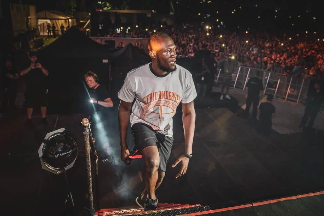 エド・シーランさんのインスタグラム写真 - (エド・シーランInstagram)「Massive love to @stormzy for coming to play the penultimate night of the divide tour yesterday in Ipswich, what a moment. Take me back to London our everywhere now, link in bio 📸 @zakarywalters」8月26日 23時31分 - teddysphotos