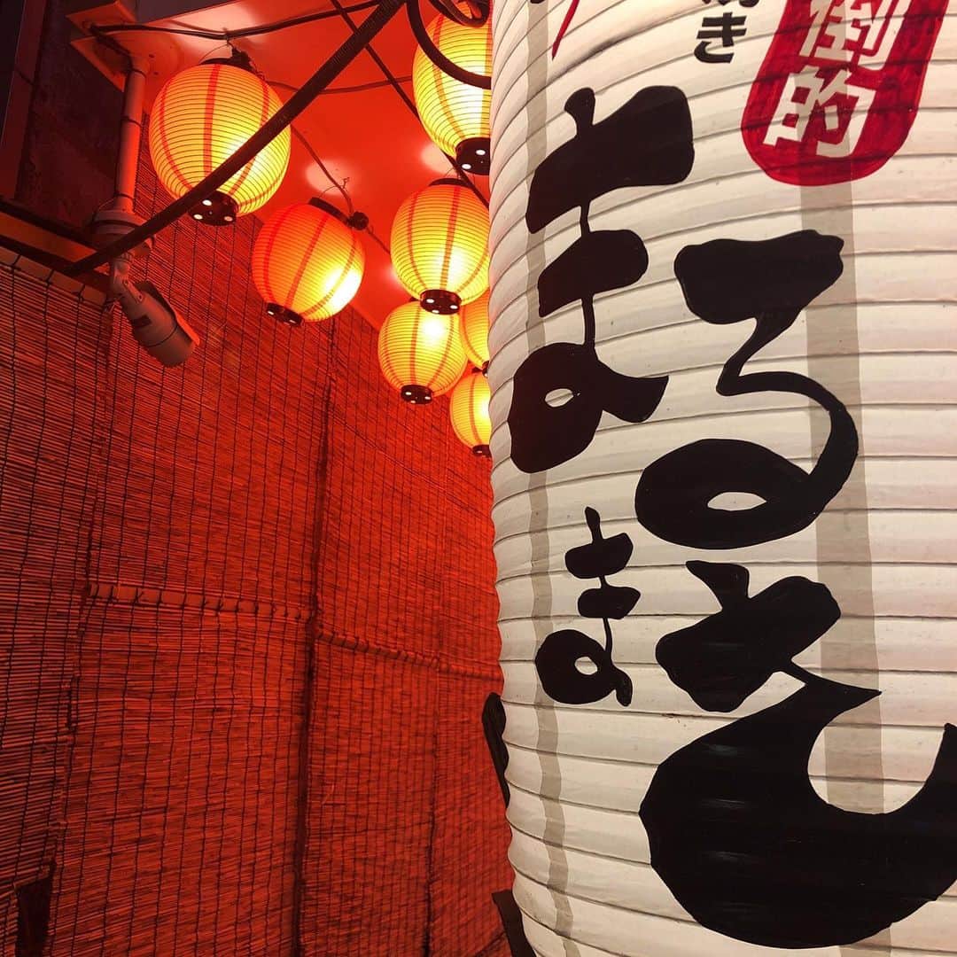 うえむらちかさんのインスタグラム写真 - (うえむらちかInstagram)「旅の疲れも吹っ飛ばす﻿ 個性豊かな大衆酒場が集まる話題のネオ横丁﻿ ﻿ 📍#歌舞伎町レッドのれん街﻿ @kabukicho_red_norengai﻿ ﻿ に行ってきました🍽﻿ ﻿ ﻿ 歌舞伎町レッドのれん街は ﻿ 本格的な焼き鳥、牛タン専門店、鉄板焼、串カツまで美味しいお店がぎゅっと詰まった #呑み喰い赤提灯横丁🏮﻿ ﻿ ﻿ 私は炭焼き串酒場の #まるまさ で乾杯🍺 ﻿ ﻿ ・名物!!肝とハツの網焼き盛り ﻿ ・串焼き10本盛り合わせ ﻿ ・月見台湾冷奴 ﻿ ・枝豆・山芋の醤油漬け﻿ ﻿ をいただきました🙏✨﻿ ﻿ ﻿ #歌舞伎町レッドのれん街1周年﻿ を記念して👏﻿ ﻿ 9/1〜3日間限定で﻿ 朝まで1000円飲み放題❣️﻿ （詳しくはスワイプしてね☞）﻿ ﻿ もやるそうなので、この機会にぜひ飲み明かしてみてはどうでしょう✨﻿ ﻿ ﻿ 🏮歌舞伎町レッドのれん街﻿ 〒160-0021 東京都新宿区歌舞伎町１丁目３−７﻿ 新宿センター街 思い出の抜け道 内﻿ ﻿ ﻿ #新宿グルメ #歌舞伎町グルメ﻿ #横丁 #ネオ横丁 #思い出の抜け道﻿ #新宿センター街 #フードスタグラム﻿ #foodstagram #pr #food﻿ #コラボベース﻿ #うえむらちからメシ」8月26日 23時34分 - uemurachika