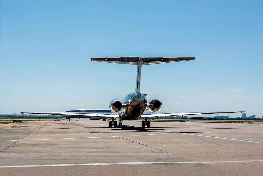 アメリカン航空のインスタグラム：「Wag your tail, it's #InternationalDogDay! ⠀⠀⠀⠀⠀⠀⠀⠀⠀ #MadDog #Super80Sendoff #MD80」