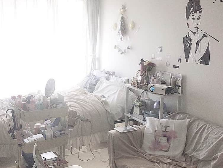 SUCLEさんのインスタグラム写真 - (SUCLEInstagram)「ナチュラルガーリーなひとり暮らしのお部屋♡  毎日お部屋で過ごすのが楽しくなりそうなおしゃれさですね✨  ぜひ参考にしてみてください！  Photo by @yumedream29  @sucle では紹介する写真を募集中💁‍♀ タグ付けやハッシュタグをつけてくれた投稿からもピックアップした写真をリポストしています！ #sucle をつける か このアカウントをタグ付けして投稿してね✨  おしゃれにかわいく♡女の子の日常をサポートする女子向けメディア｢Sucle｣の公式ページにもきっと気になる記事がたーくさんあるので、ぜひチェックしてみてください👀  トップページのリンク や ストーリーズからジャンプできます♪ #インテリア#インテリア好き #一人暮らしインテリア #部屋作り #部屋 #マイルーム #myroom #模様替え #一人暮らし #ワンルーム #賃貸インテリア #賃貸アパート #一人暮らし部屋 #お部屋 #ひとり暮らし #ひとり暮らし部屋 #暮らしの記録 #空間デザイン #暮らし #ていねいな暮らし #丁寧な暮らし #暮らしを楽しむ #チェーンライト  #フェアリーライト #塩系インテリア #間接照明 #おしゃれさんと繋がりたい #お洒落さんと繋がりたい #패션스타그」8月26日 23時47分 - sucle_