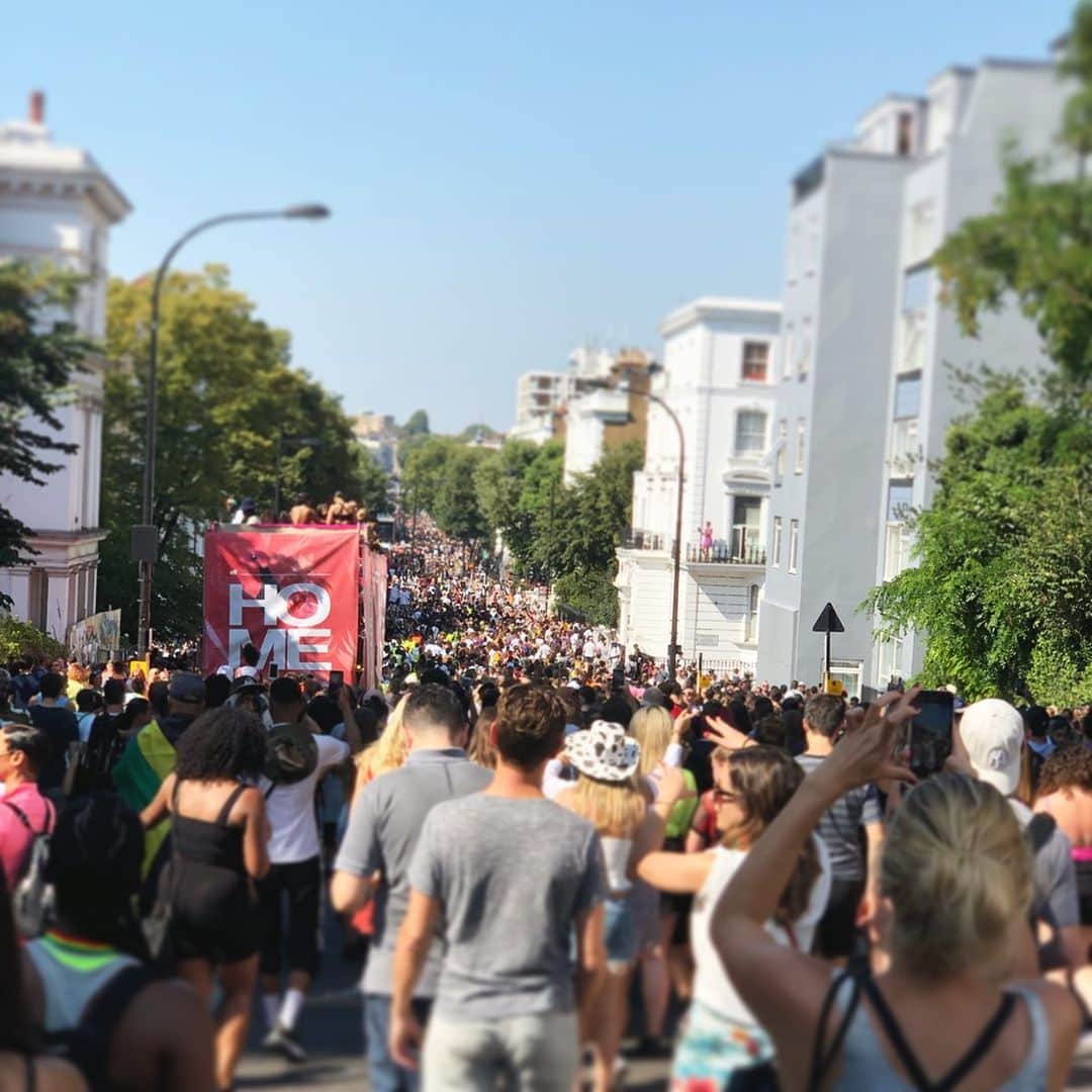 のインスタグラム：「Notting Hillで 1年に一度のcarnivalが開催されて、 すんごい人がいっぱい。  そして、 お友達とはぐれました🦁  A big carnival that is held once a year🥁🎺🤹🏻‍♀️🎉🇬🇧 #carnival #london #nottinghill」