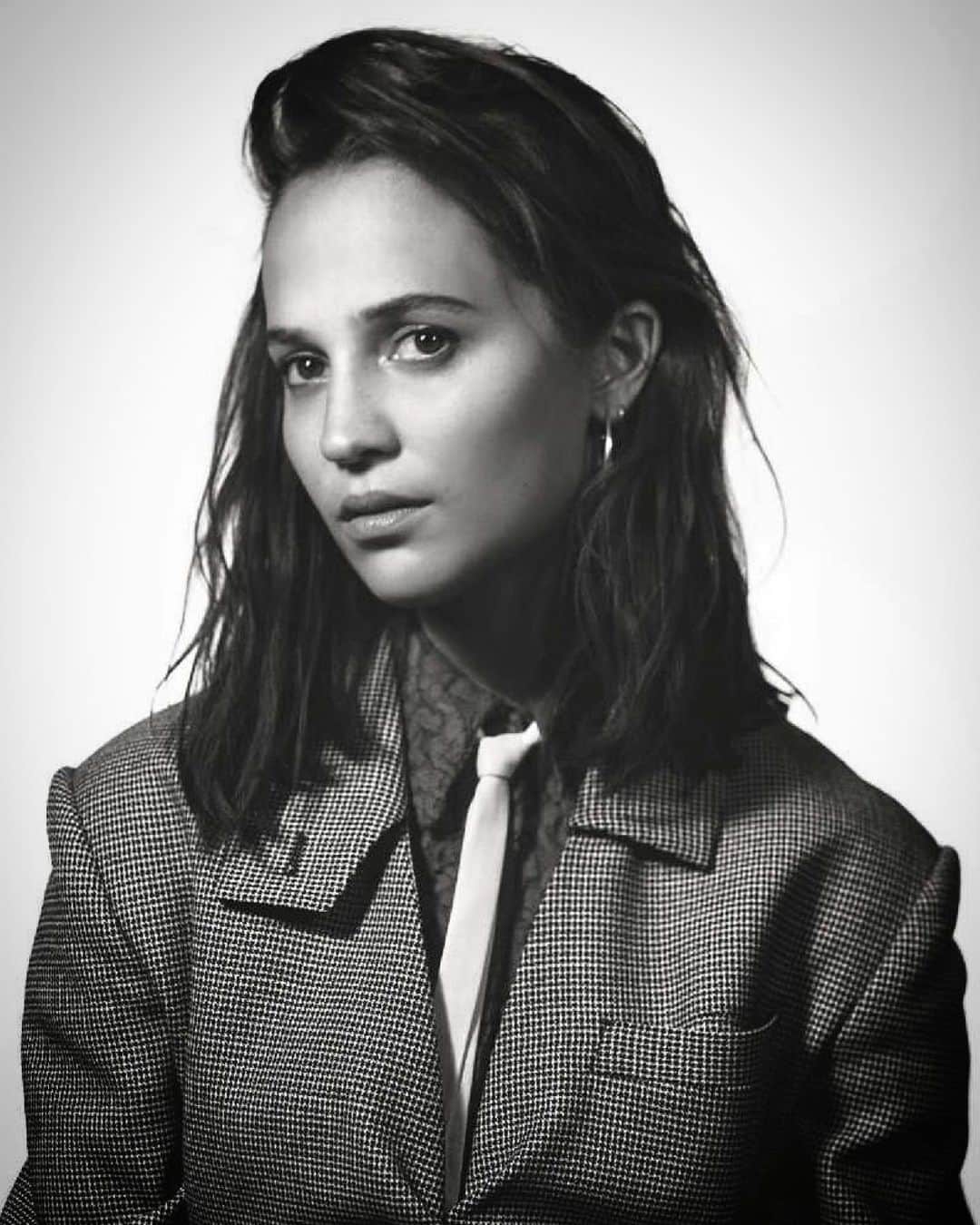 アリシア・ヴィキャンデルのインスタグラム：「Photographed by Mark Seliger for Elle France.」