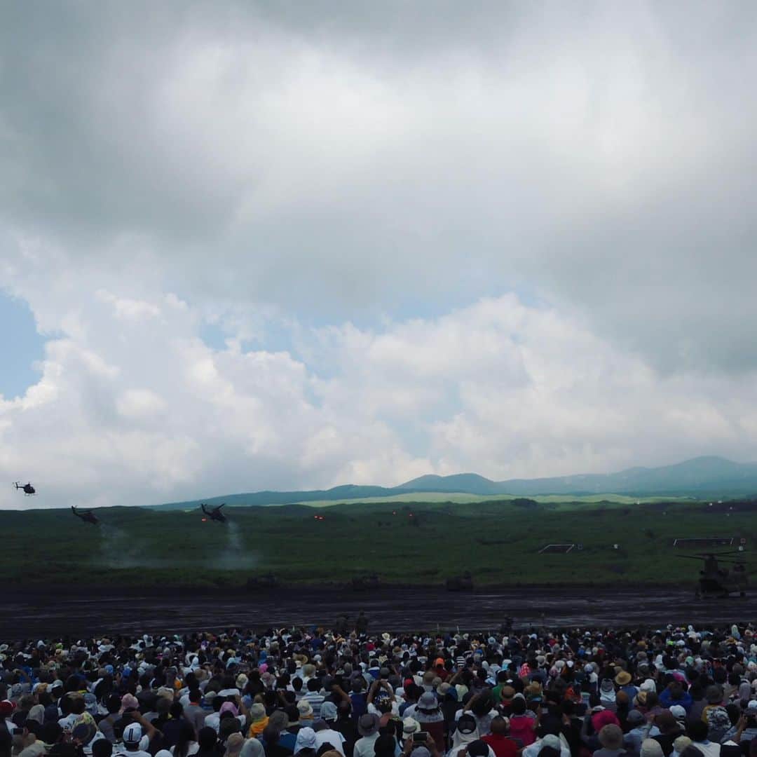 土屋香織さんのインスタグラム写真 - (土屋香織Instagram)「🗻. 陸上自衛隊の 富士総合火力演習続きです💥 （ぜひ音ありで観てね📹） . 1枚目は富士山のパフォーマンス🗻 あいにく雲が多くて またしても富士山は見えなかったのですが😂 こんな形で見ることができました👏 すごい難しい技術なんだって！ 遠く離れた場所で爆発するから 音が遅れて聞こえてきます。 . 太陽が出たら暑くなり 陰ると寒いしで 記念にタオル買っちゃった🇯🇵 さて普段はいつ使おうかな笑笑 . . . #富士総合火力演習 #JGSDF #陸上自衛隊 #陸自 #そうかえん #総合火力演習 #自衛隊 #総火演2019 #戦車 #ファインダー越しの私の世界  #mtfuji #富士山 #裾野 #マイトリップ #retrip_静岡 #japatabi #mery #4meee #4yuuu #ママリ #mamagirl #旅したくなるフォト #タビジョ #genic_pt #おでかけロカリ #japan_of_insta #jp_gallery #far_eastphotography  #ig_japan」8月26日 23時55分 - kaorintsuchiya
