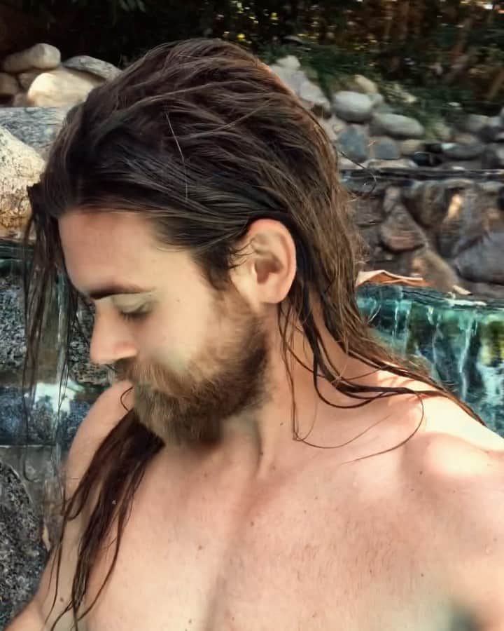モデル、ブロック・オハーンのインスタグラム：「After training in triple digit heat, it’s no ocean but I think I just found my cool down 😁🤙🏽 If you don’t hear from me.. I’ll be over here for the next hour 😛」