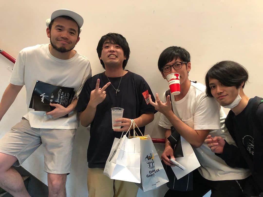 井澤惇のインスタグラム：「月曜日からわざわざ恵比寿リキッドルームに来ていただいた皆様ありがとう！楽しい日でした！Morohaのアフロくんが、ビラ配りしにやってきた。そういう姿勢まじで尊敬できる。かっこよすぎでしょ！」