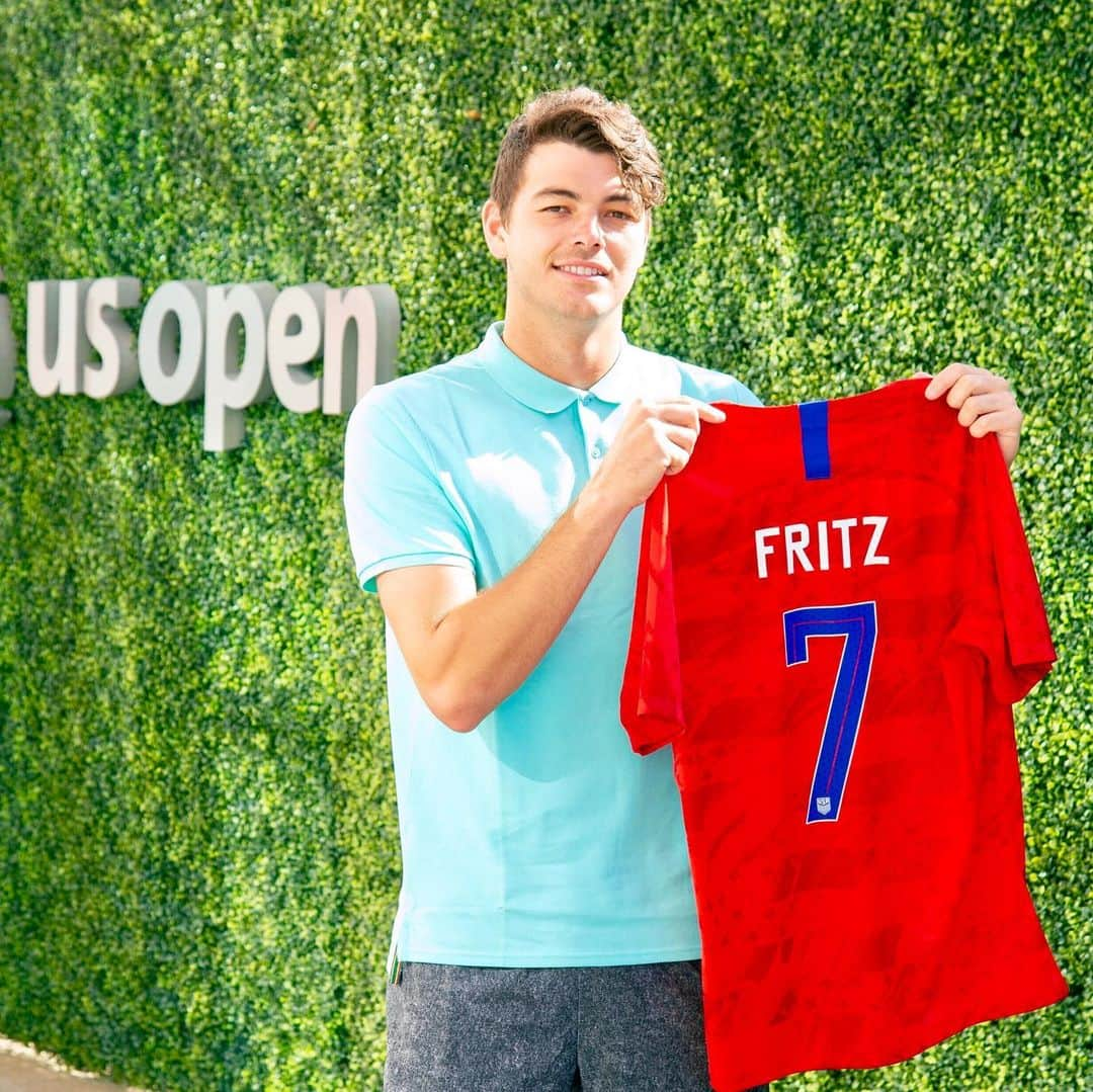 サッカー アメリカ代表チームさんのインスタグラム写真 - (サッカー アメリカ代表チームInstagram)「Thanks to @taylor_fritz for reppin’ the crest this week in Flushing Meadows! 🇺🇸 🎾 ⚽️ Good luck as you begin the @usopen this afternoon. 📸: @usta」8月26日 23時58分 - usmnt