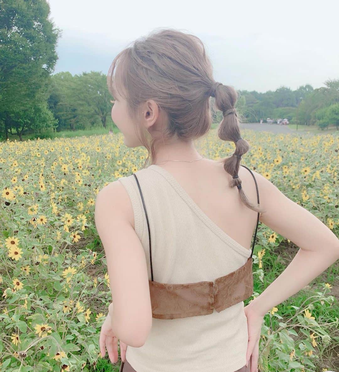 榊原伶奈のインスタグラム：「大輪種の向日葵はもう下向いちゃってたけど小輪種は綺麗に咲いてた🌻 今年も行けて良かった🕊✨ . それにしても昭和記念公園広すぎ😇 #向日葵 #向日葵畑  #ヘアアレンジ #ラーメンマンヘア」